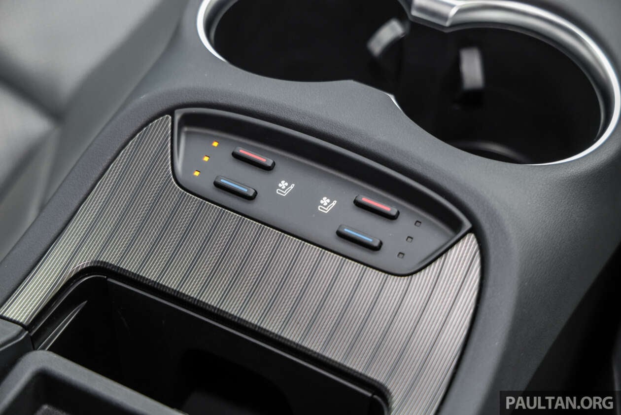 Ảnh thực tế Toyota Venza giá quy đổi gần 2 tỷ đồng vừa ra mắt ĐNÁ: Tiện nghi xịn, có ADAS nhưng màn hình dễ gây tranh cãi - Ảnh 12