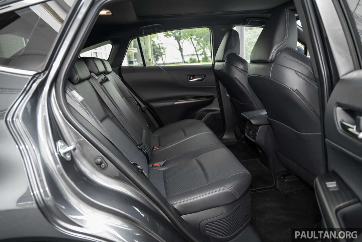 Ảnh thực tế Toyota Venza giá quy đổi gần 2 tỷ đồng vừa ra mắt ĐNÁ: Tiện nghi xịn, có ADAS nhưng màn hình dễ gây tranh cãi - Ảnh 15