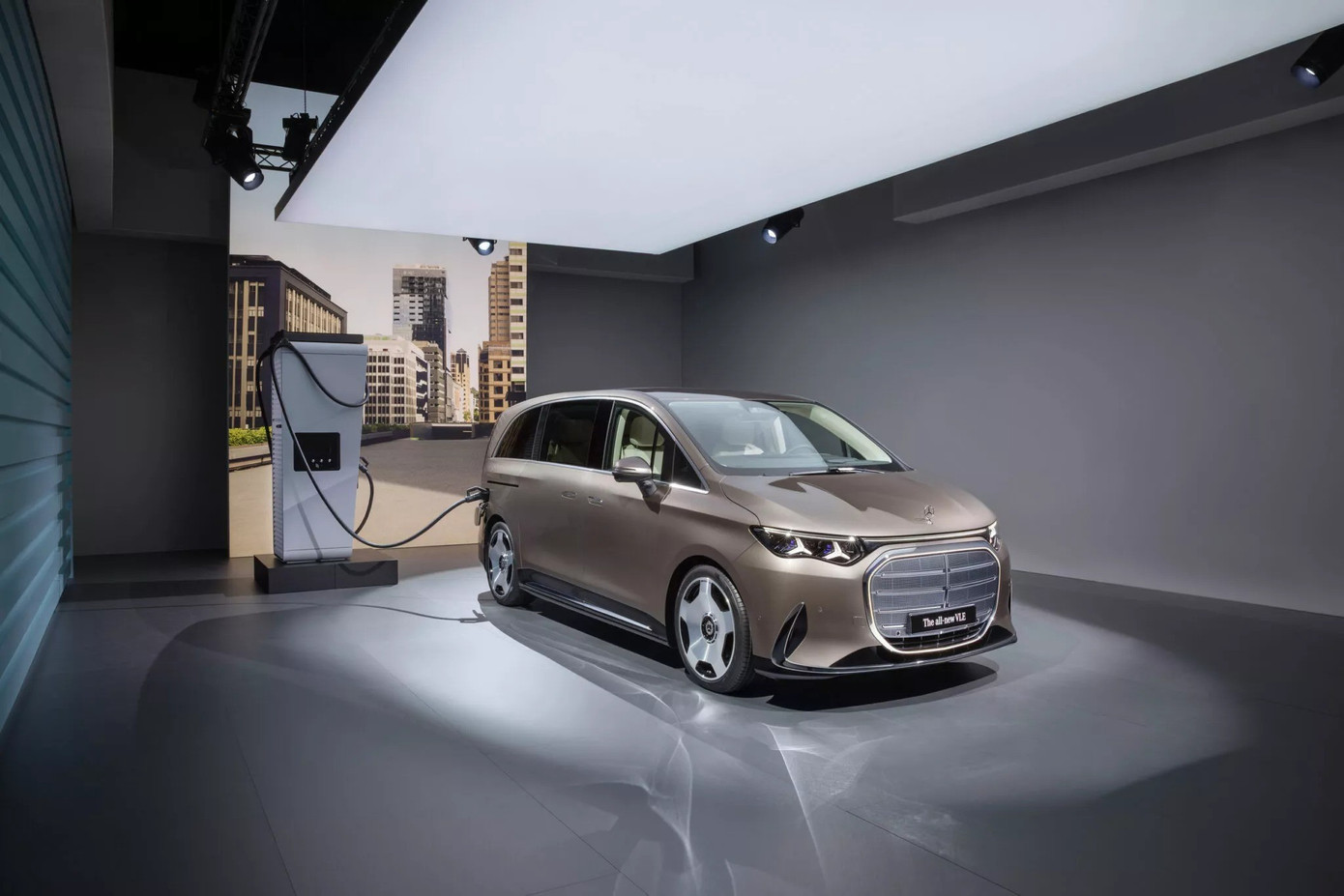 Mercedes hé lộ mẫu limousine điện đi được 700 km/lần sạc - Ảnh 16