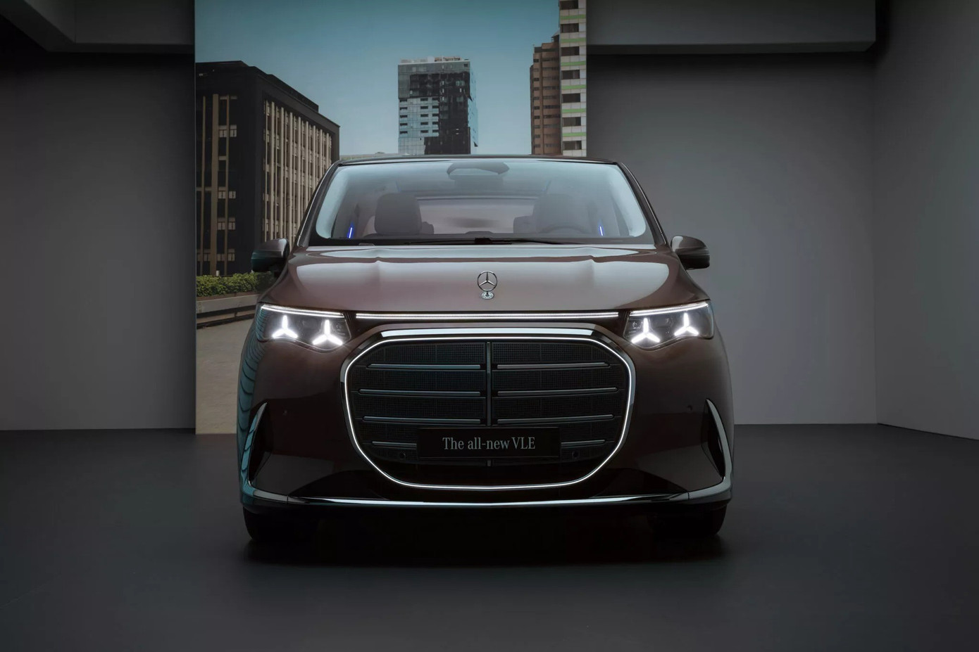 Mercedes hé lộ mẫu limousine điện đi được 700 km/lần sạc - Ảnh 1