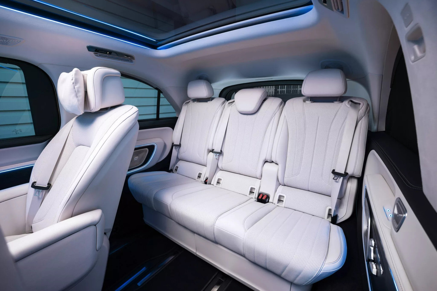 Mercedes hé lộ mẫu limousine điện đi được 700 km/lần sạc - Ảnh 13