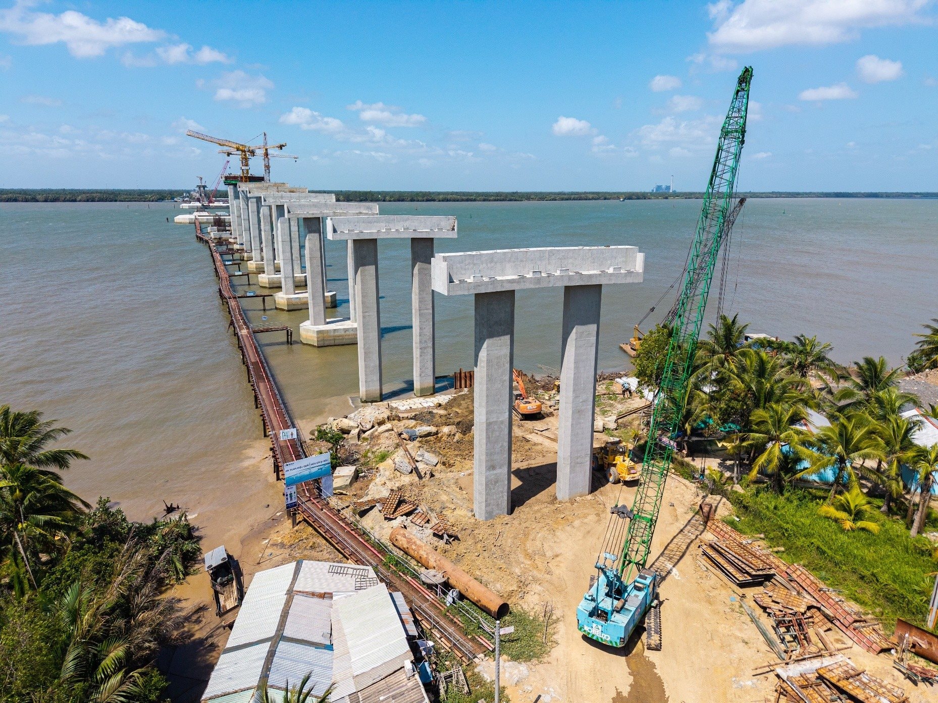 Công trường cầu Đại Ngãi 1 gần 4.000 tỷ đồng tăng tốc giữa áp lực chi phí và khan hiếm vật liệu - Ảnh 1