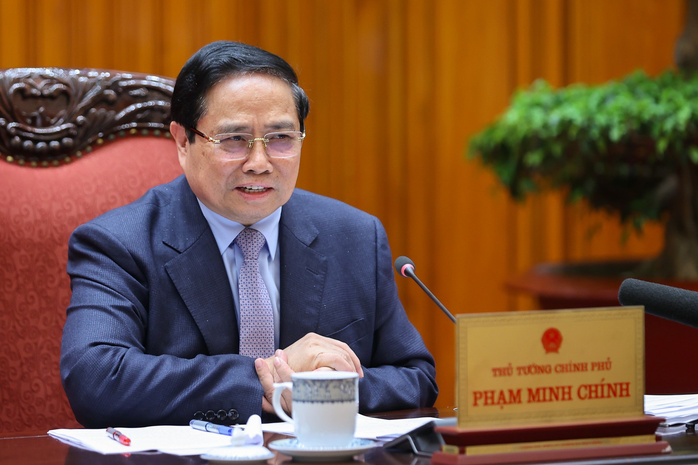 Thủ tướng: Khuyến khích người dân sử dụng phương tiện công cộng và xe điện - Ảnh 1