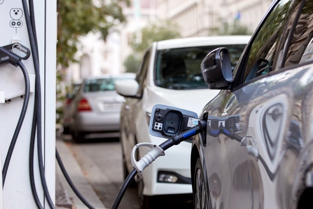 Việt Nam vượt EU và Mỹ về tỷ lệ chuyển đổi xe điện: Khi EV không còn là lựa chọn xanh mà là "tấm khiên" kinh tế - Ảnh 1