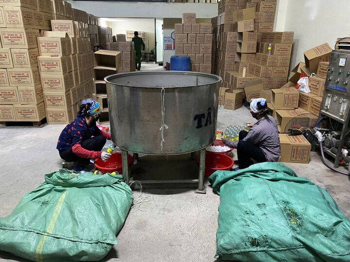 Tạm giam chủ cơ sở làm giấm ăn giả bằng ‘axit axetic pha nước lã’ ở Bắc Ninh - Ảnh 2