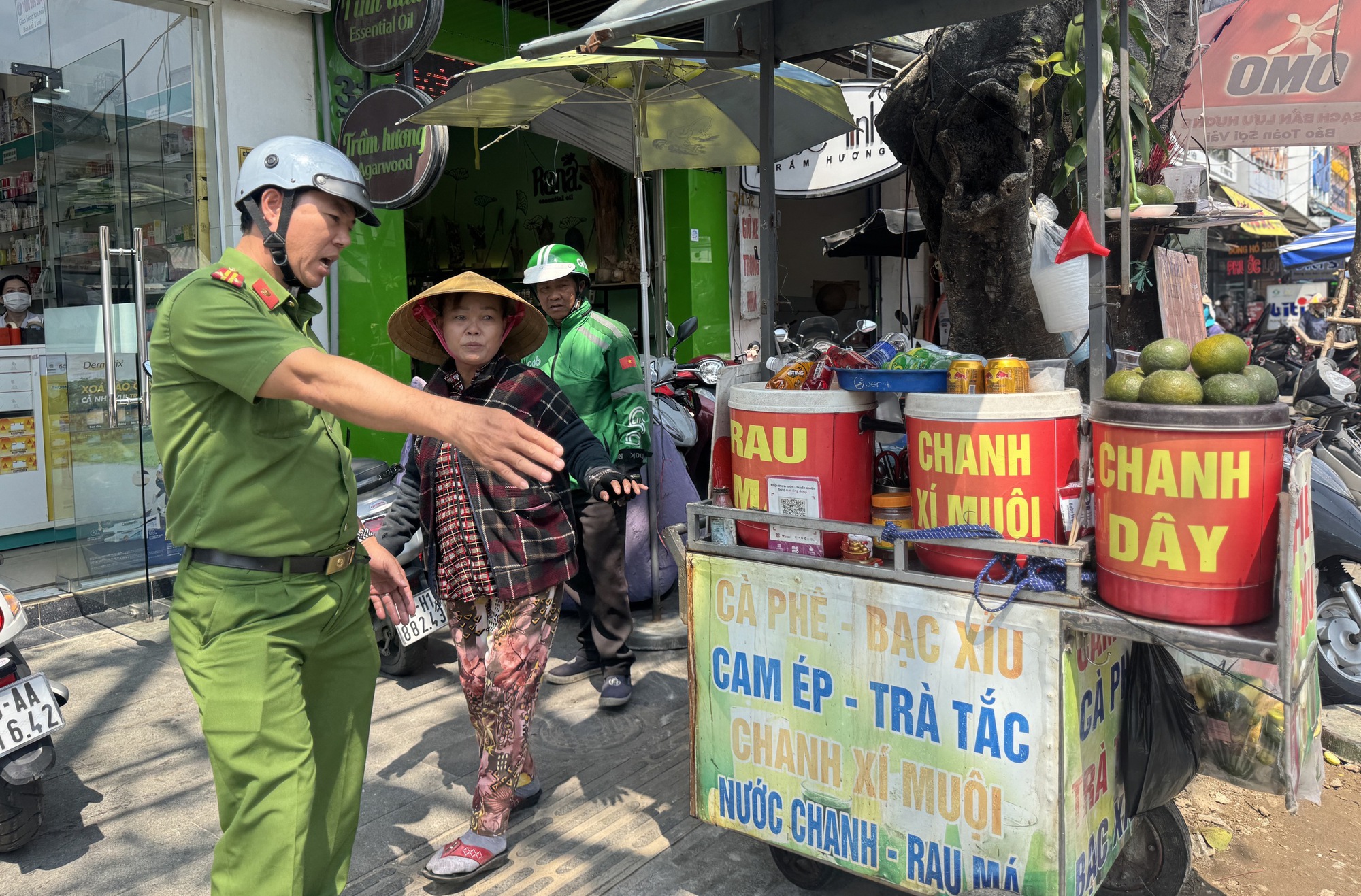 Dẹp vỉa hè, bài toán sinh kế đặt ra - Ảnh 1