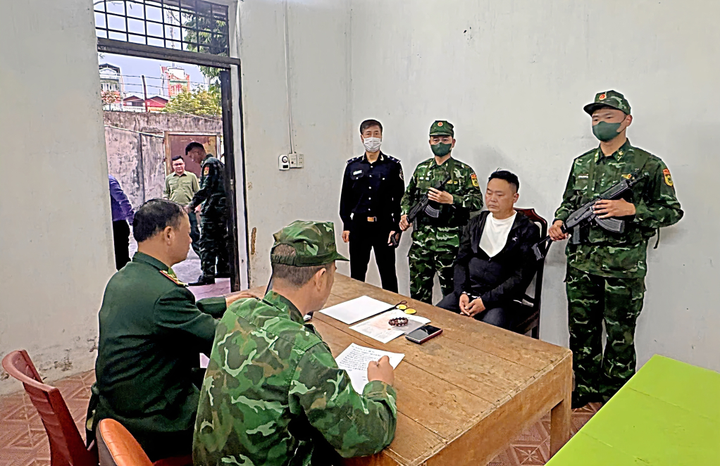 Bắt 1 người nước ngoài vận chuyển trái phép vàng vào Việt Nam - Ảnh 1