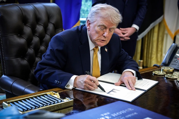 Lần đầu tiên trong lịch sử tiền giấy USD sẽ được in chữ ký của Tổng thống Trump - Ảnh 1