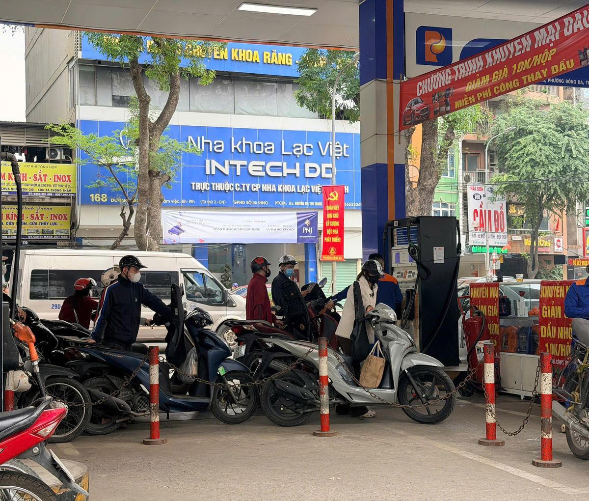 Giá xăng giảm sâu: Tài xế phấn khởi, trạm xăng vắng khách - Ảnh 3