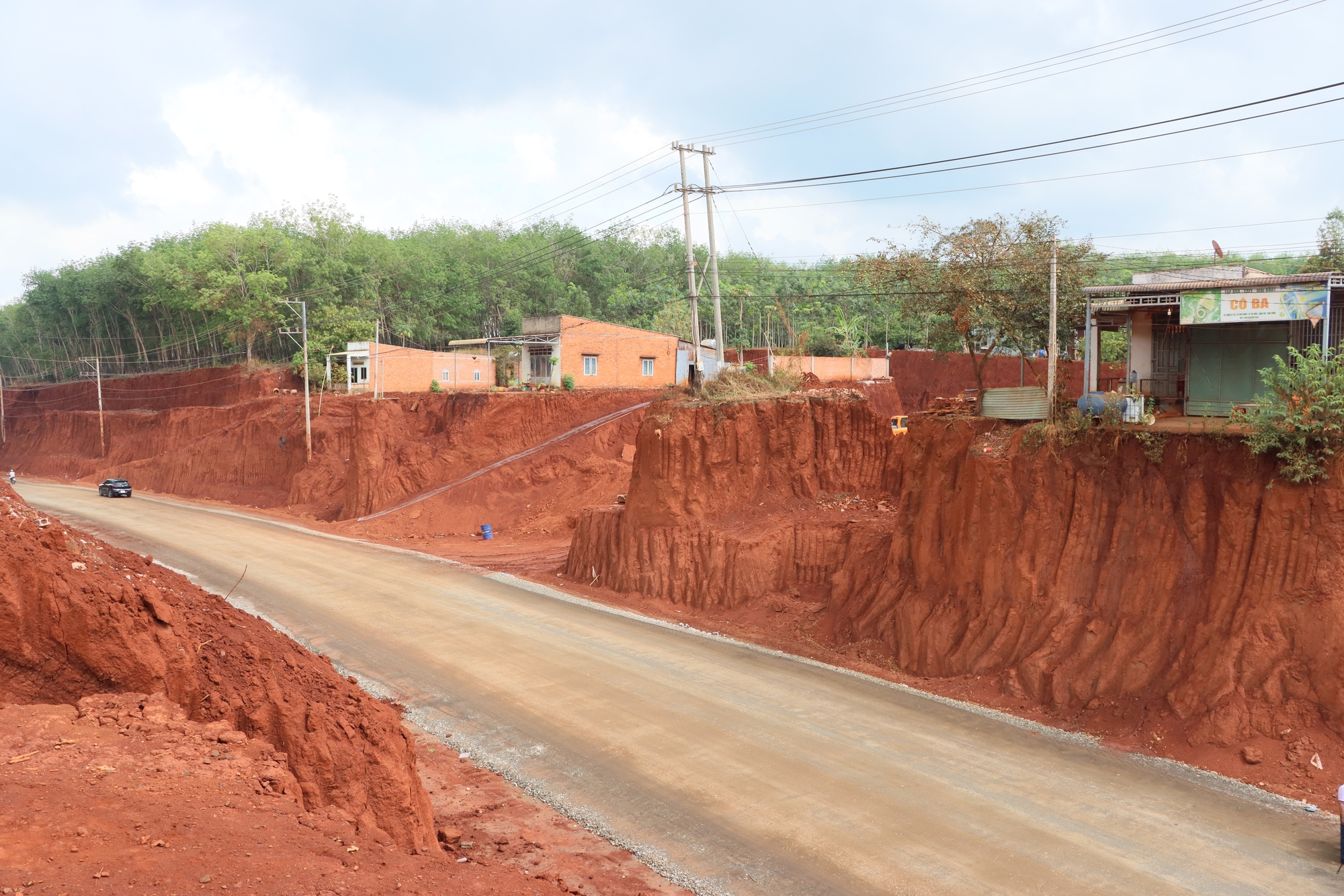 Cận cảnh nhiều nhà dân ở Đồng Nai nằm cheo leo bên mép vực do hạ cốt nền thi công đường - Ảnh 3