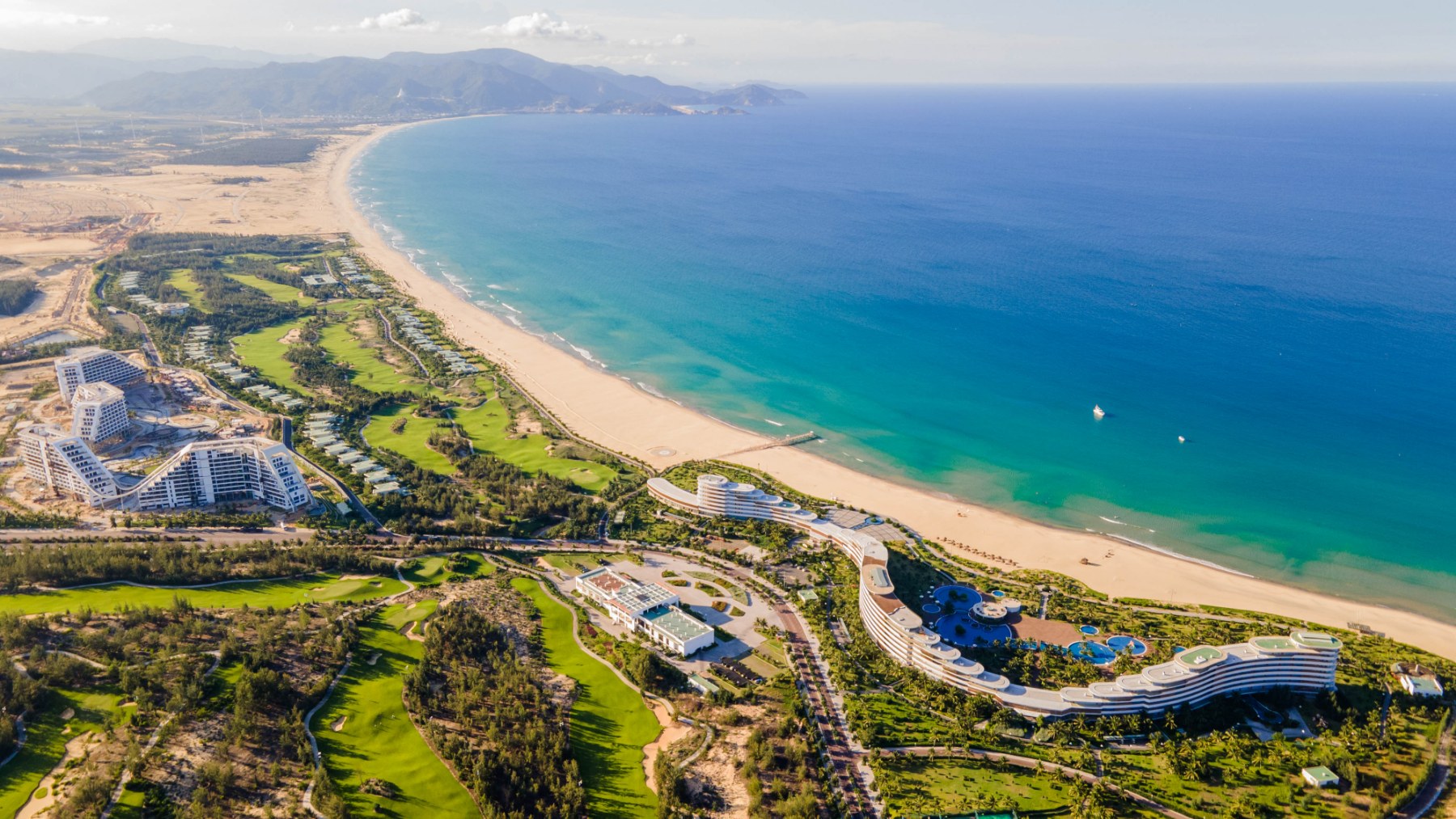 Ít ai ngờ: Nơi vừa được ông Trịnh Văn Quyết tung ưu đãi lưu trú khách sạn 5 sao và chơi golf miễn phí từng đạt loạt kỷ lục hiếm có - Ảnh 2