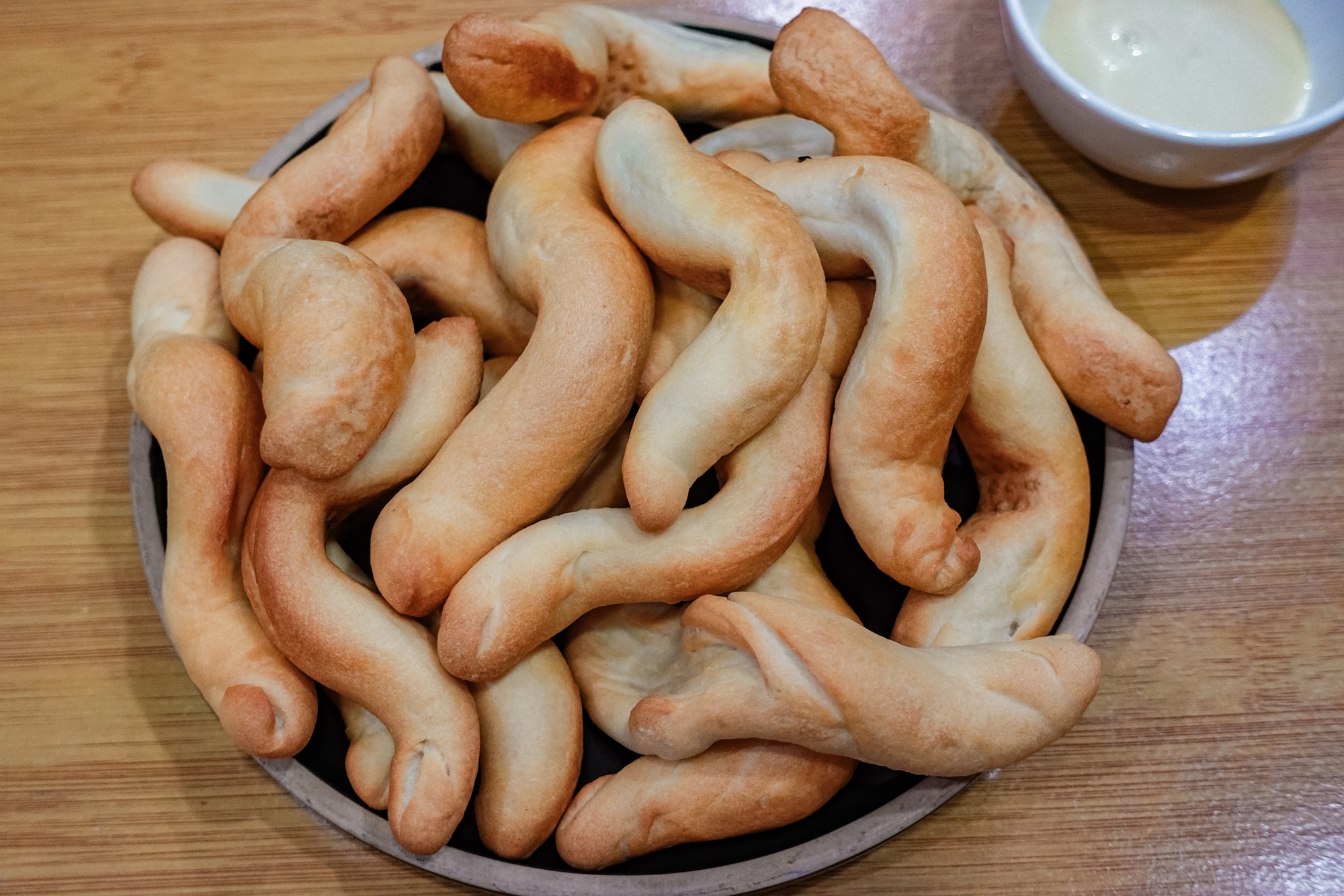 Khách xếp hàng như mua vàng, loại bánh mì "oằn tà là vằn" ở Hải Phòng có gì mà hot đến vậy? - Ảnh 9