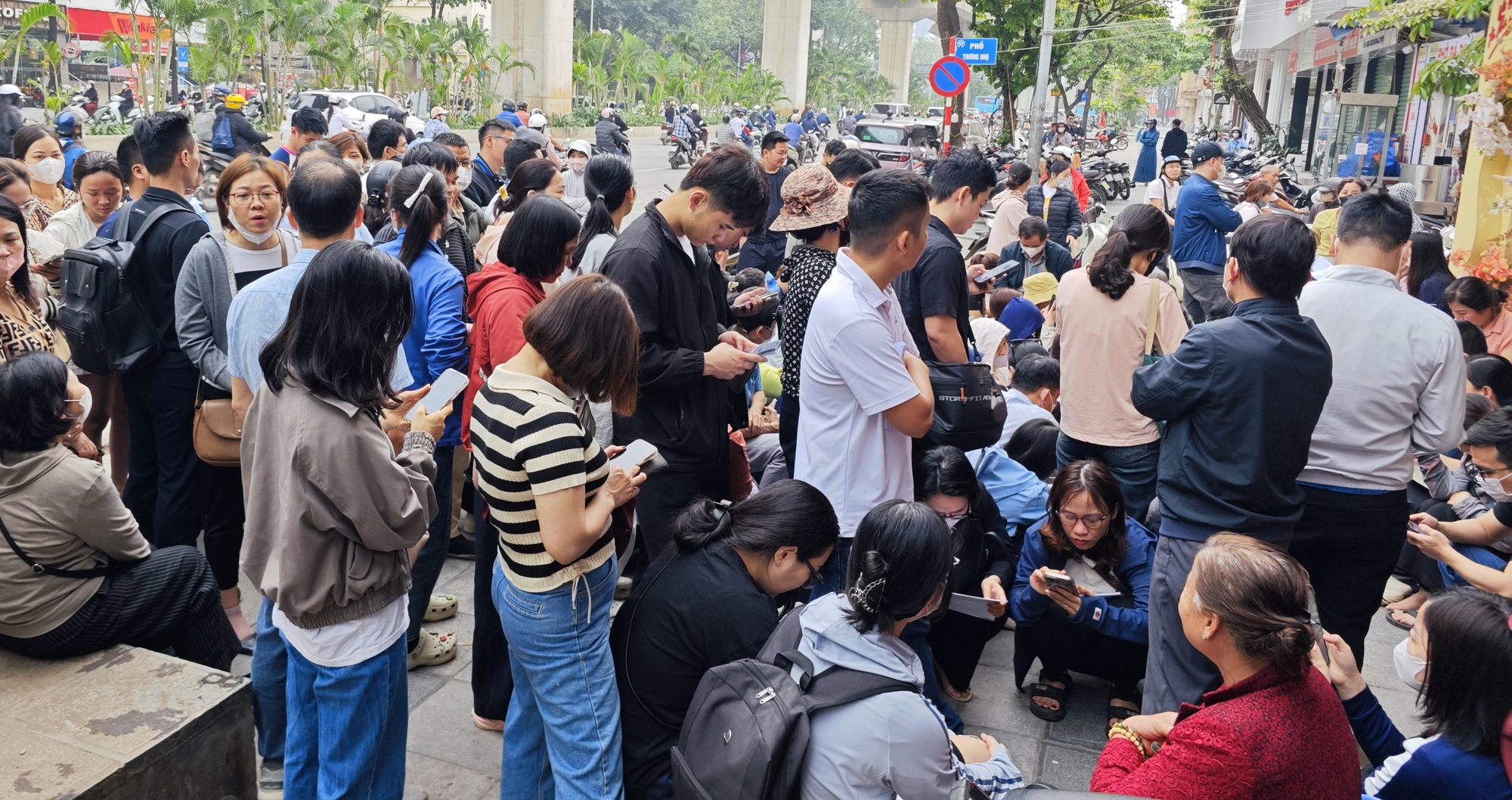 Cửa hàng vàng Bảo Tín Mạnh Hải ken đặc người xếp hàng từ 4 - 5h sáng sau loạt tin nhắn bất ngờ - Ảnh 6