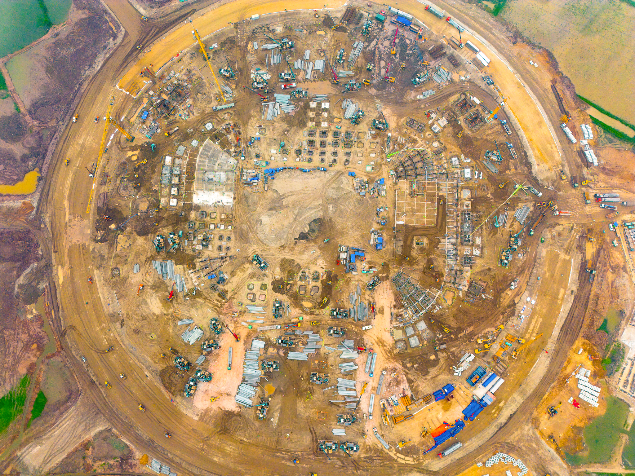 Đại công trường xây sân vận động lớn nhất thế giới: Ô tô nối đuôi nhau như đàn kiến, cần cẩu phủ kín đường mặt đất - Ảnh 3