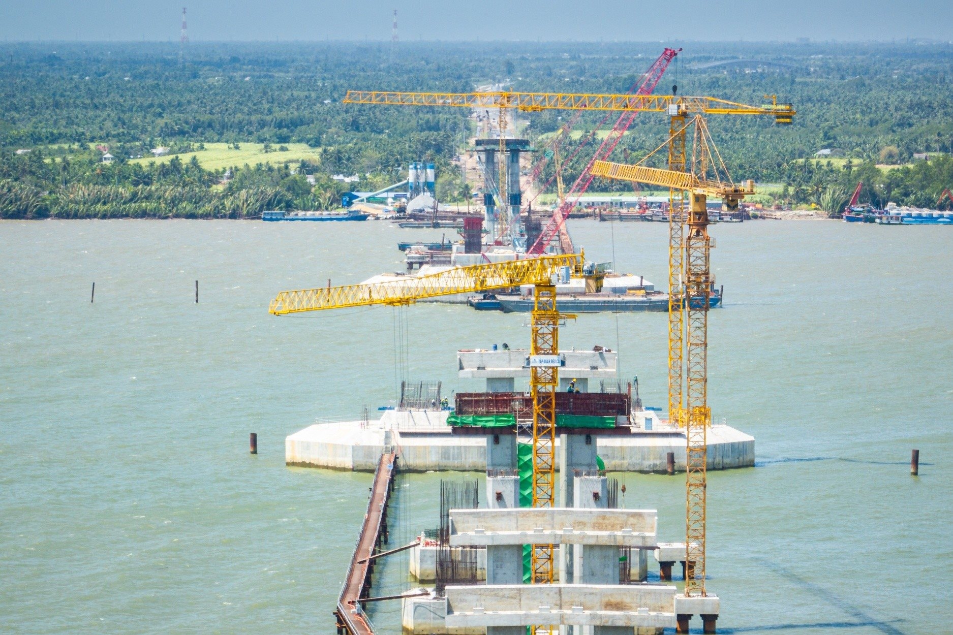 Công trường cầu Đại Ngãi 1 gần 4.000 tỷ đồng tăng tốc giữa áp lực chi phí và khan hiếm vật liệu - Ảnh 2