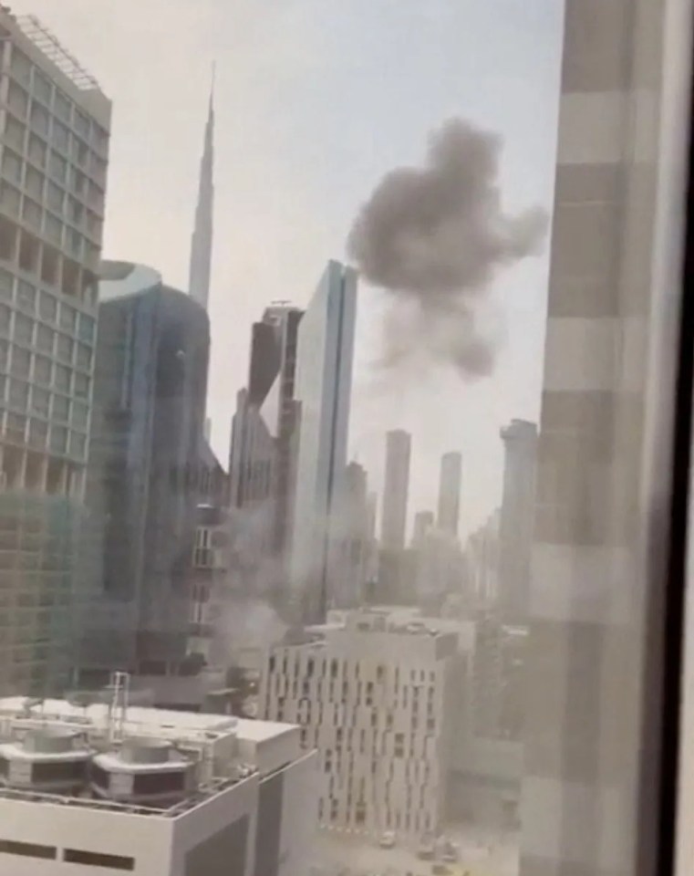 Trung tâm tài chính Dubai rung chuyển với hàng loạt vụ nổ do drone tự sát, khói đen bốc cao giữa khu nhà chọc trời - Ảnh 1