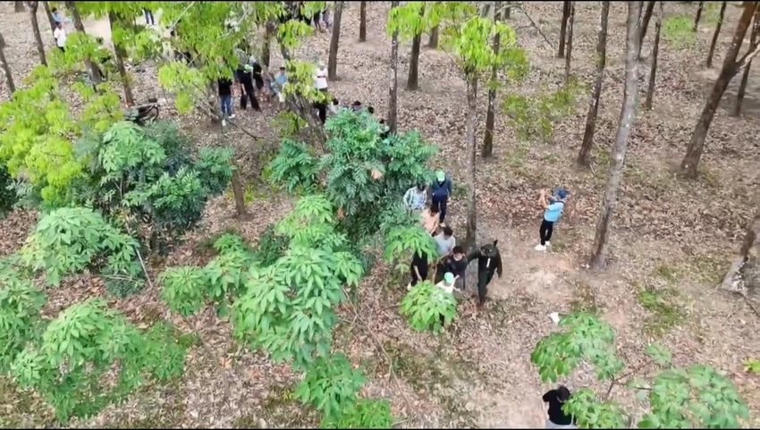 Phát hiện hơn 80 người tập trung tại một khu đất  trống, công an sử dụng công nghệ cao vào cuộc - Ảnh 1