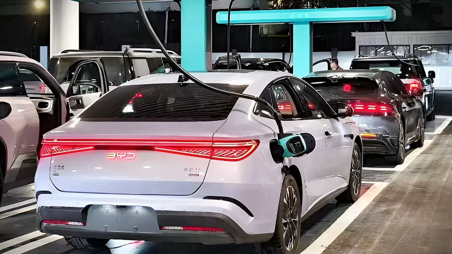 Phát minh của Trung Quốc làm rung chuyển ngành xe điện: sạc nhanh như đổ xăng, sắp có mặt tại Việt Nam? - Ảnh 1