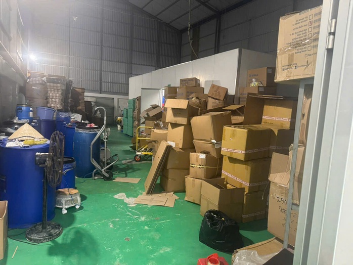 Khám xét "tổng hành dinh" Hikachi, bắt quản lý Kiều Hoàng Nhã và 4 người, thu giữ 10.000 sản phẩm - Ảnh 2