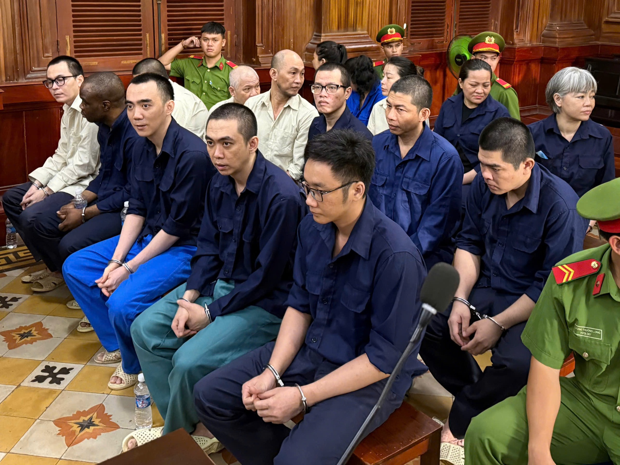 Xét xử vụ án xuyên quốc gia: Phơi bày mạng lưới "ngân hàng ngầm" ở TPHCM - Ảnh 1