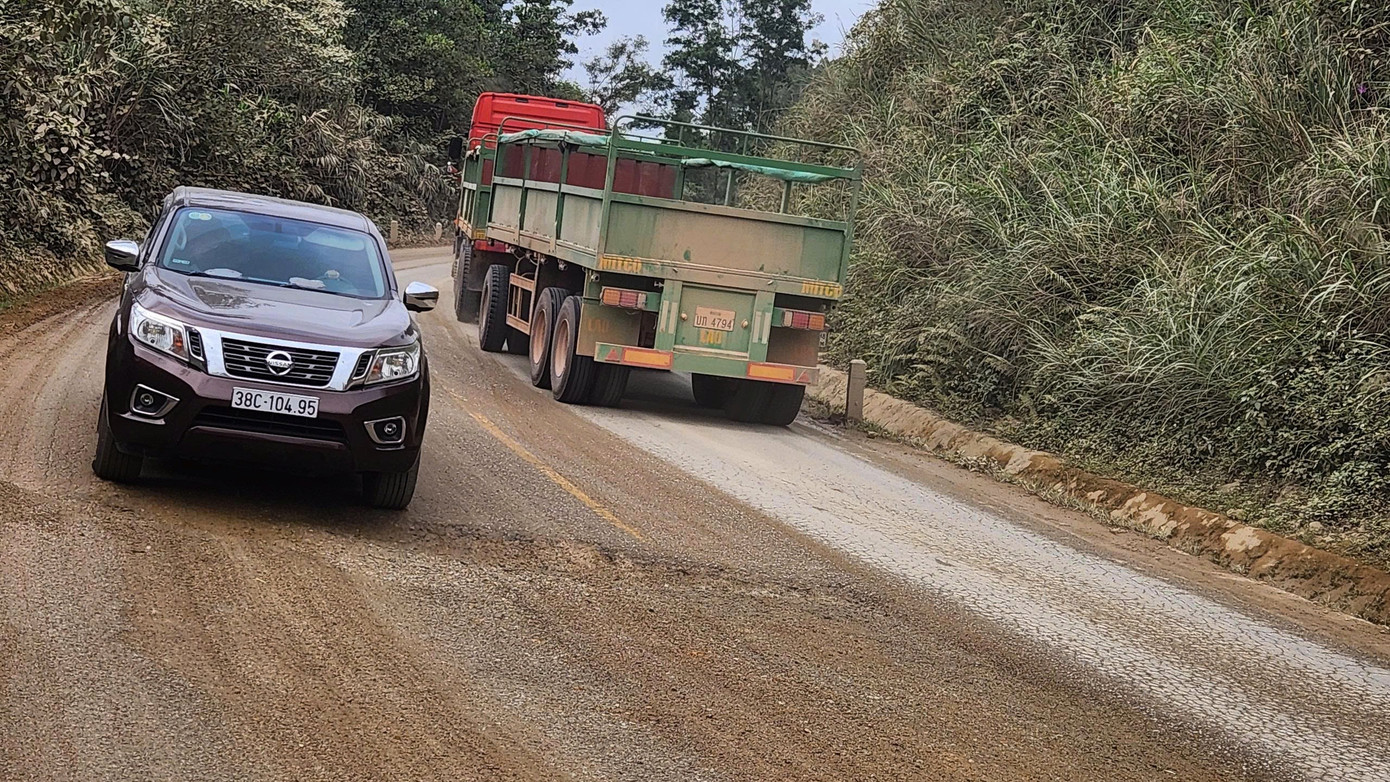 Quốc lộ 15 xuống cấp, chi chít ổ gà, ổ voi - Ảnh 6