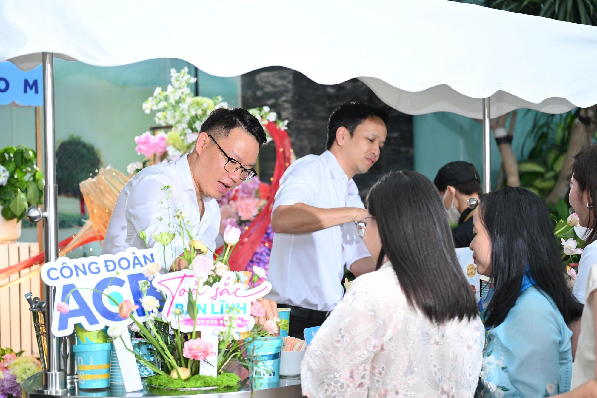 Khoảnh khắc ấm áp: 8 "soái ca" quyền lực của ACB lần đầu tiên cùng xuất hiện phát kem trong 3 giờ đồng hồ tặng nhân viên nữ nhân dịp 8/3 - Ảnh 10