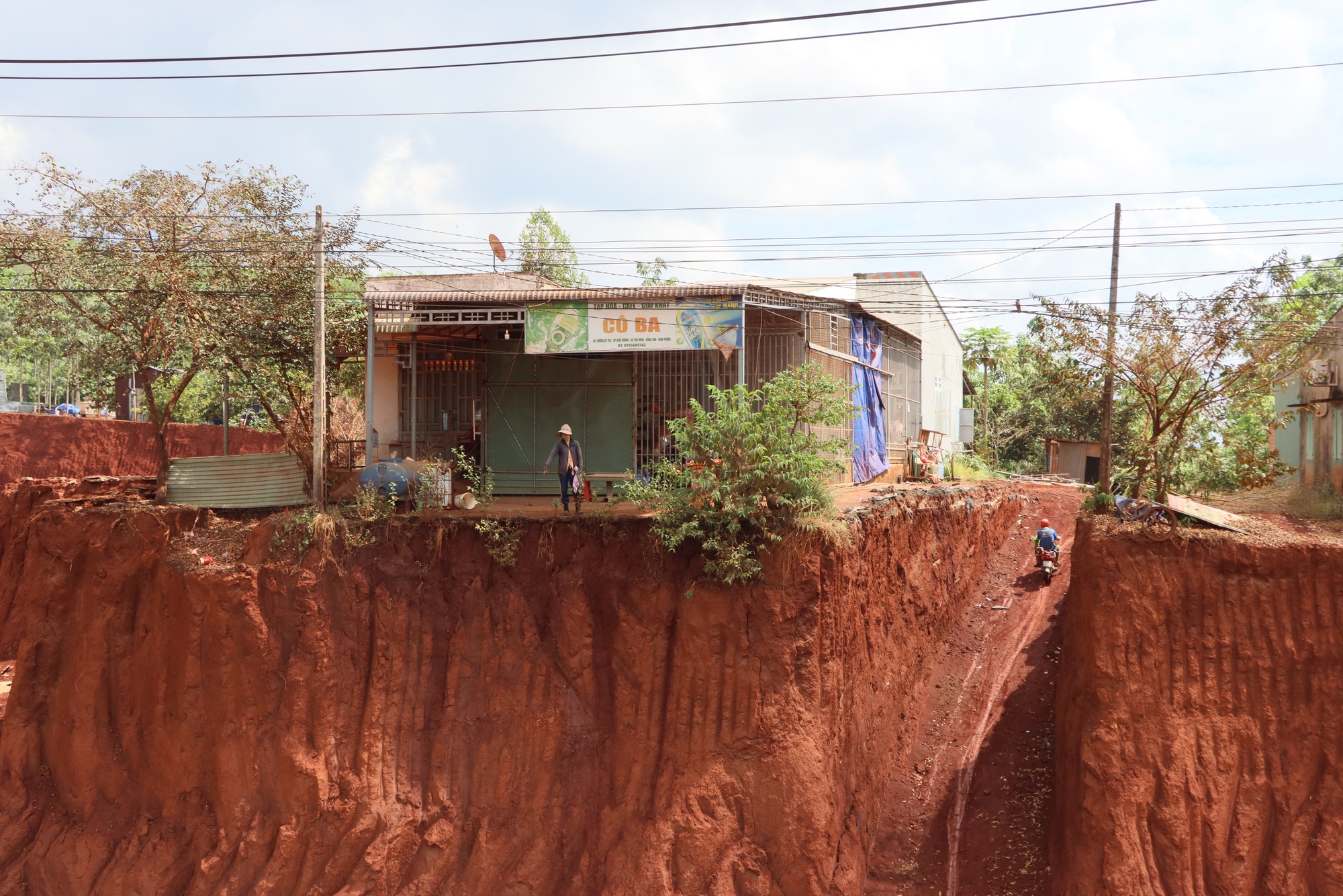 Cận cảnh nhiều nhà dân ở Đồng Nai nằm cheo leo bên mép vực do hạ cốt nền thi công đường - Ảnh 4