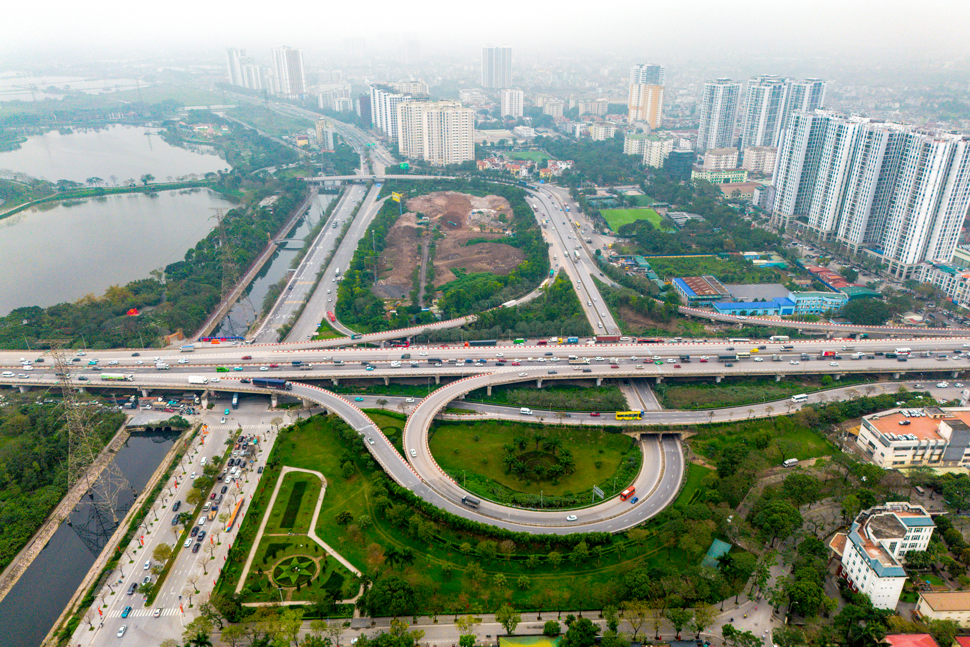 Toàn cảnh tuyến đường tốc độ cao đầu tiên của Việt Nam sắp được đầu tư 22.000 tỷ, kết nối Hà Nội với đại đô thị lớn nhất của Vinhomes - Ảnh 4