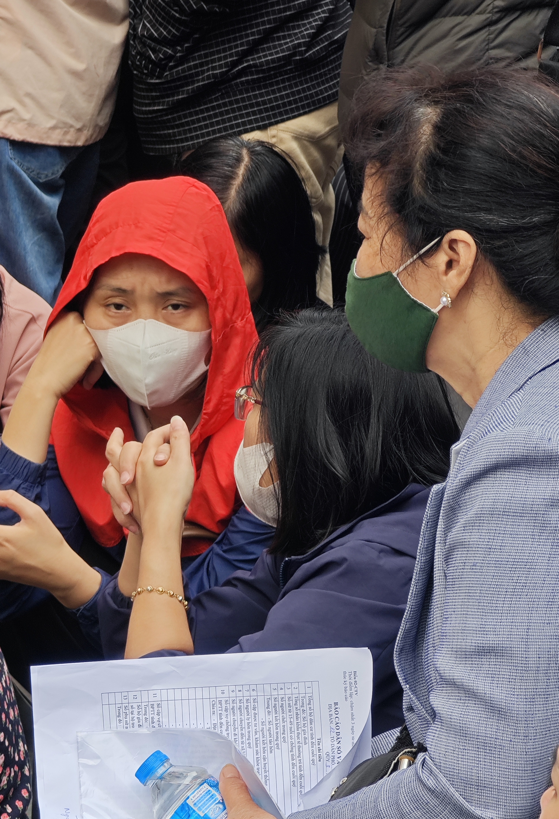 Cửa hàng vàng Bảo Tín Mạnh Hải ken đặc người xếp hàng từ 4 - 5h sáng sau loạt tin nhắn bất ngờ - Ảnh 7