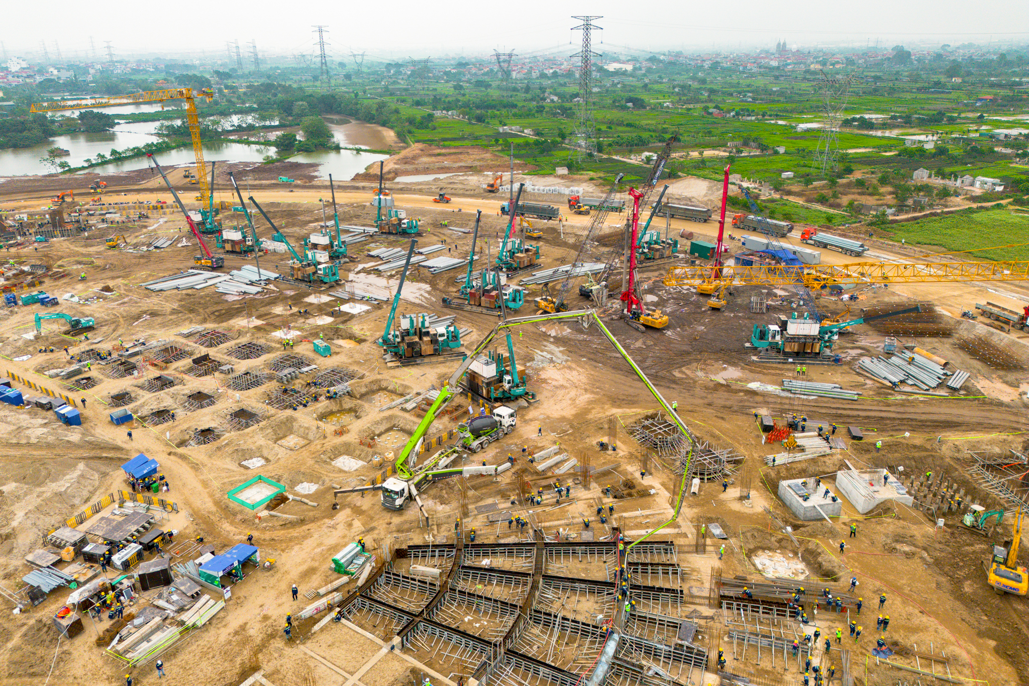 Đại công trường xây sân vận động lớn nhất thế giới: Ô tô nối đuôi nhau như đàn kiến, cần cẩu phủ kín đường mặt đất - Ảnh 4