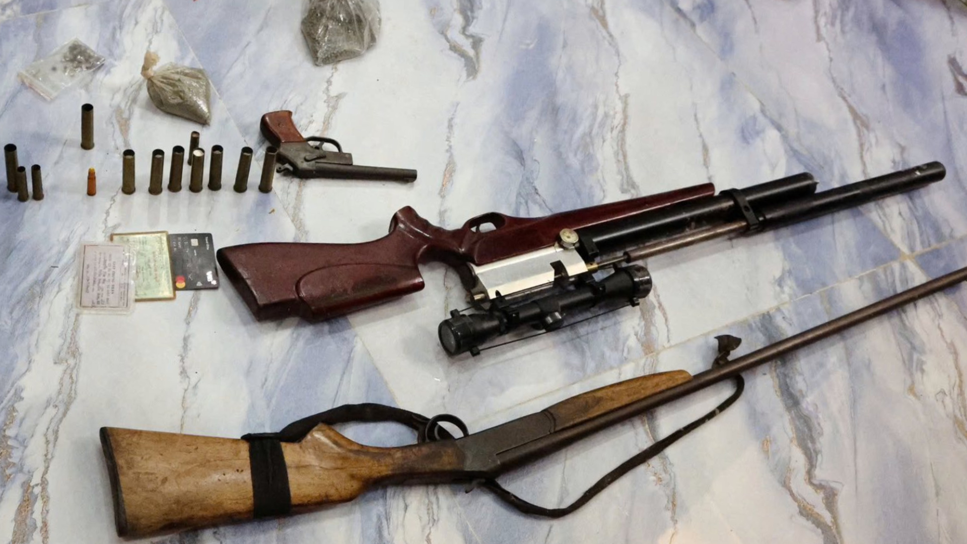 200 cảnh sát Phú Thọ vây ráp 28 địa điểm, thu giữ súng đạn của dàn giám đốc cộm cán - Ảnh 3