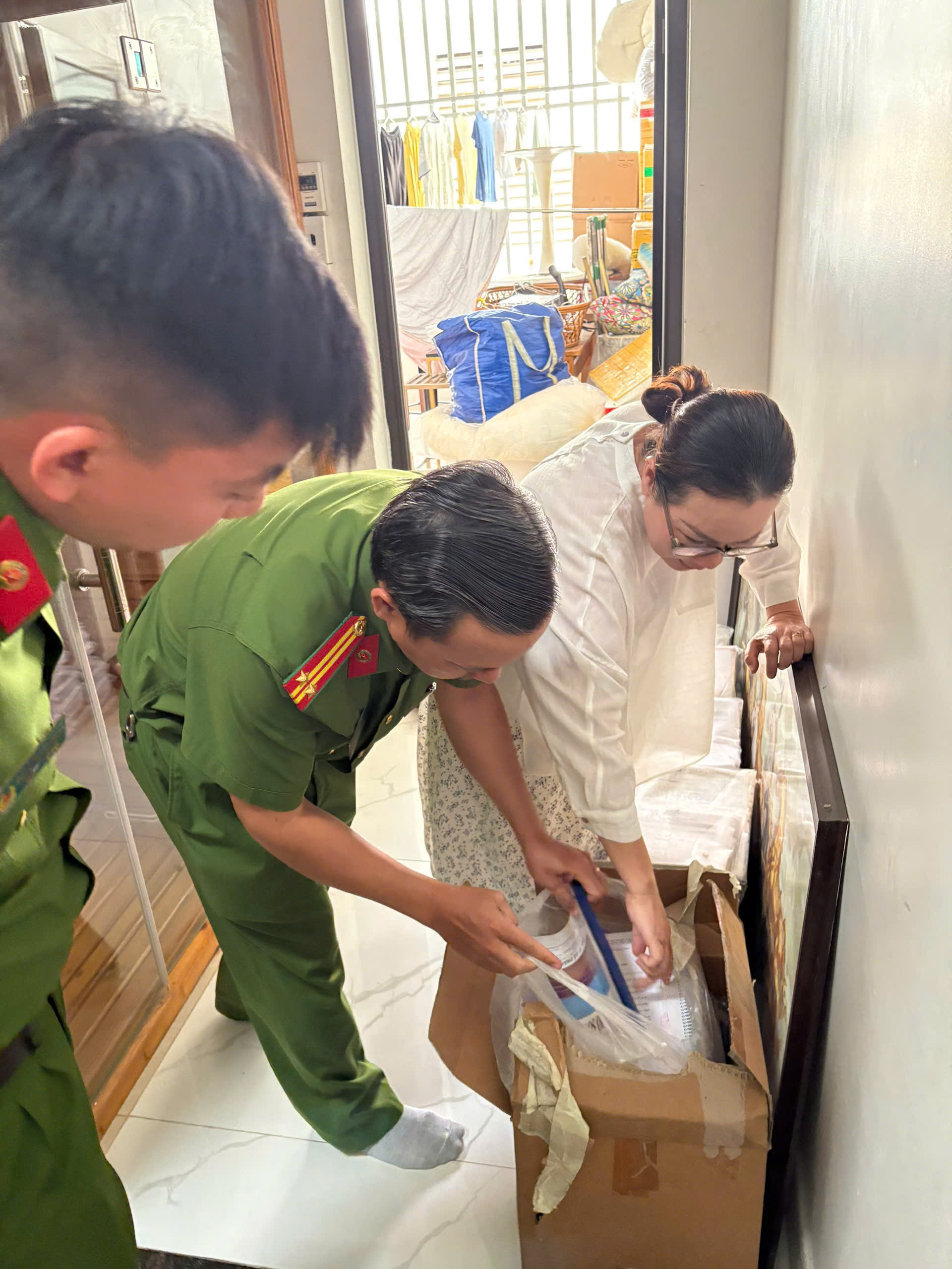 CLIP: Công an TPHCM khám xét nhà doanh nhân Nguyễn Ngọc Tiền - Ảnh 5