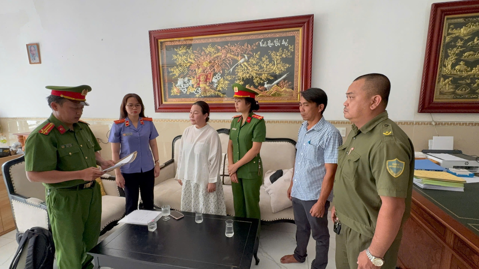 CLIP: Công an TPHCM khám xét nhà doanh nhân Nguyễn Ngọc Tiền - Ảnh 1