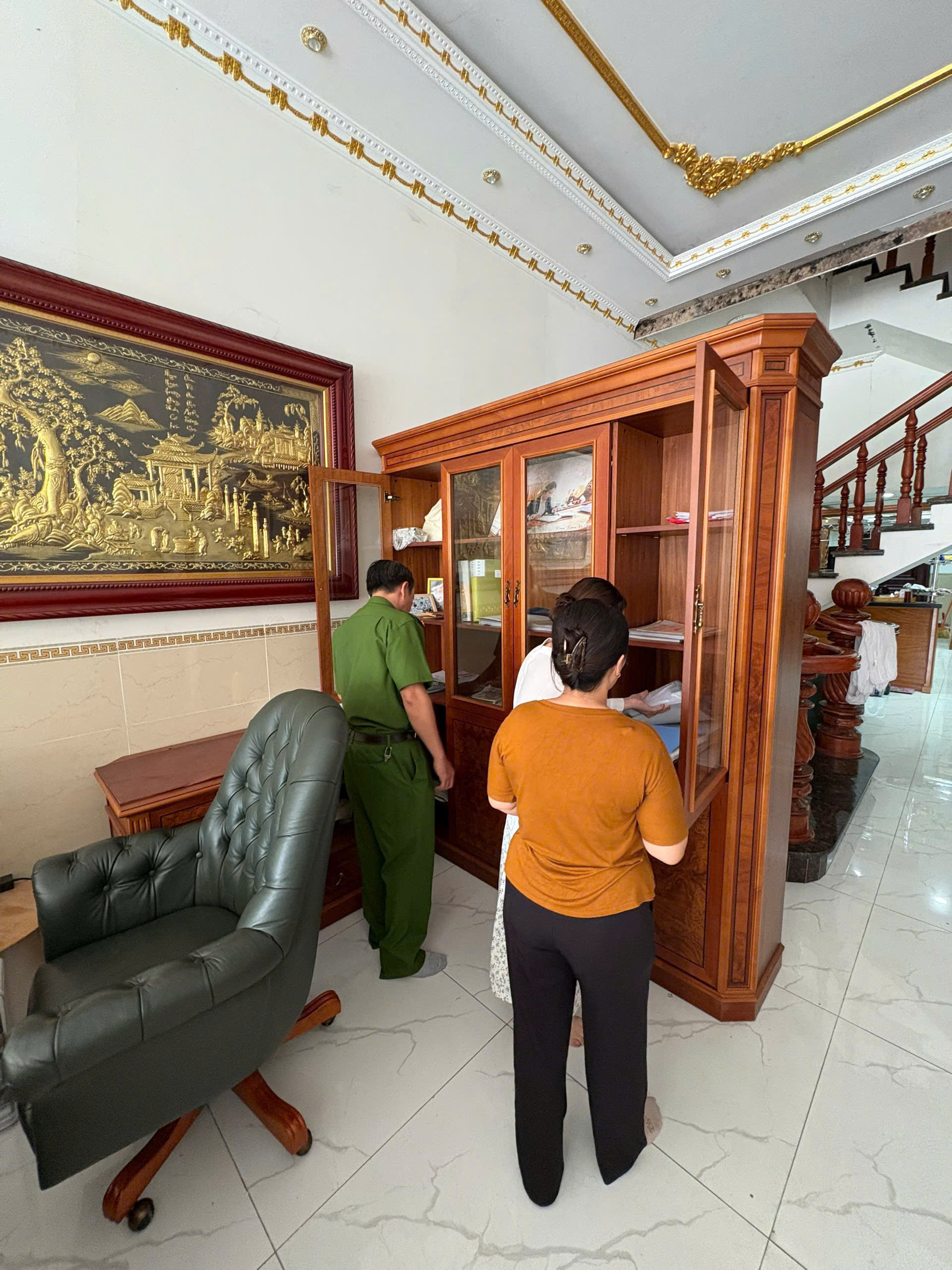 CLIP: Công an TPHCM khám xét nhà doanh nhân Nguyễn Ngọc Tiền - Ảnh 2