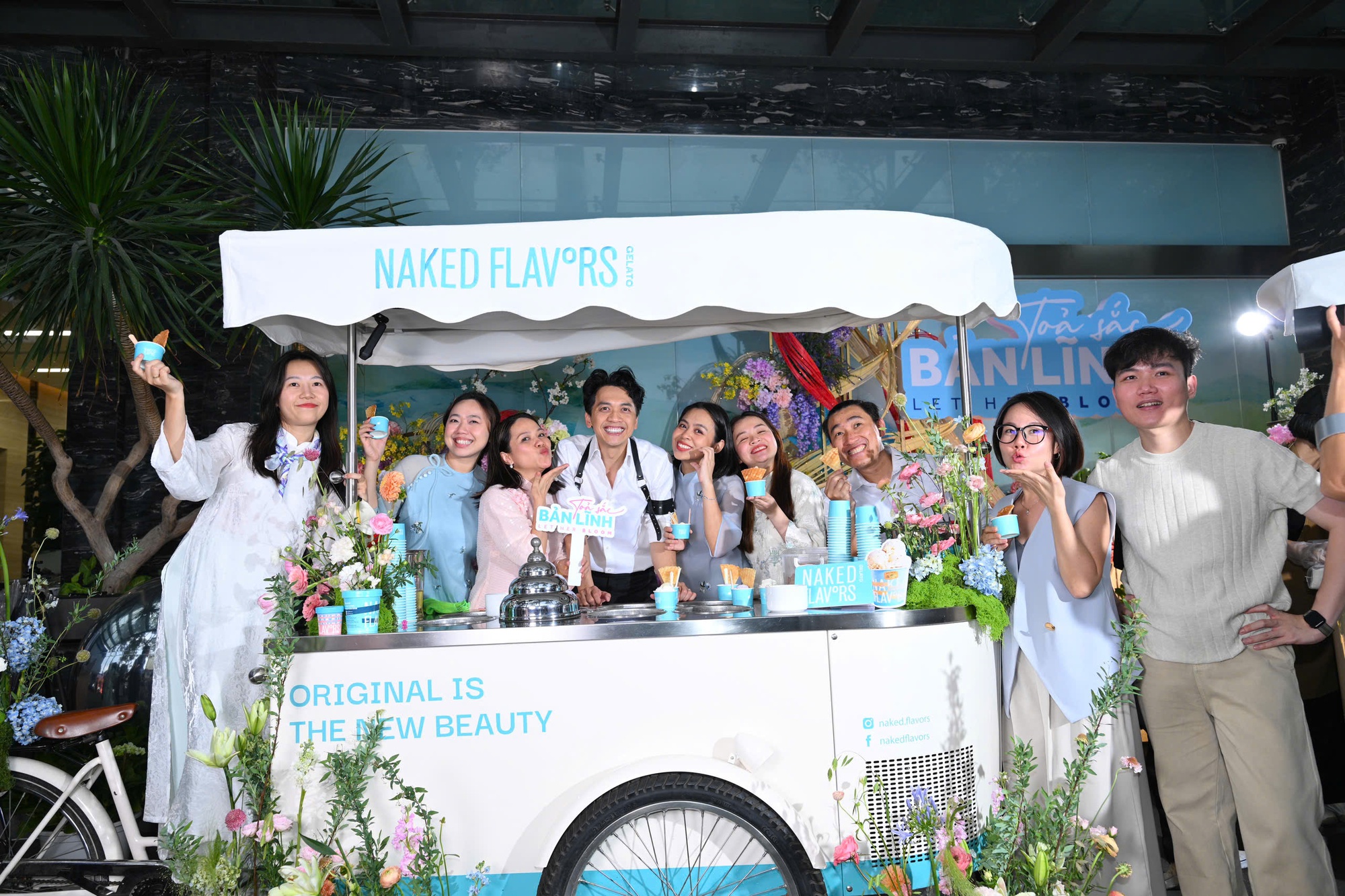 Khoảnh khắc ấm áp: 8 "soái ca" quyền lực của ACB lần đầu tiên cùng xuất hiện phát kem trong 3 giờ đồng hồ tặng nhân viên nữ nhân dịp 8/3 - Ảnh 12