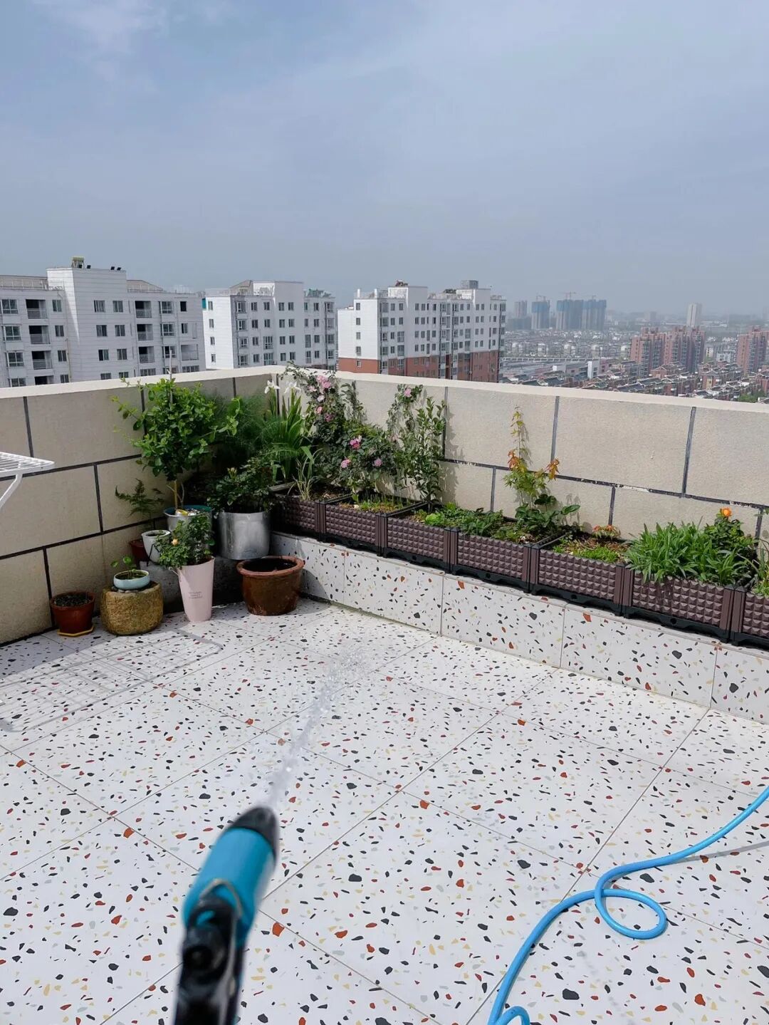 Có nên mua căn hộ có sân thượng? Người từng sống ở đây nói thẳng: Lãng mạn thì ít, đánh đổi thì nhiều - Ảnh 3