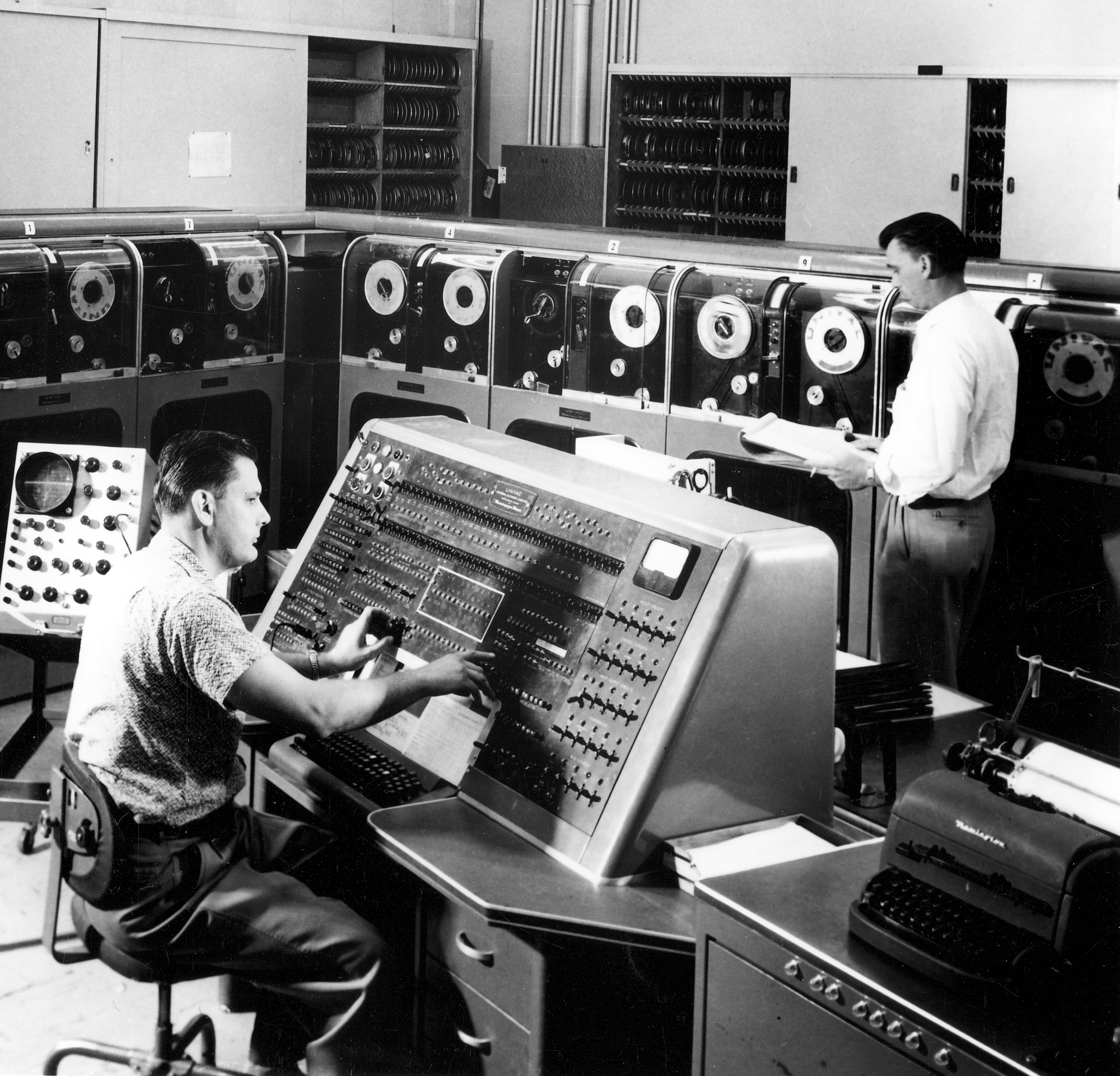 Ngày này năm xưa: Chiếc máy tính nặng bằng 2 chiếc ô tô, ngốn điện bằng cả khu phố, giá gần 400 tỷ đồng - nhưng "đoán" đúng Tổng thống Mỹ khi tất cả mọi người đoán sai - Ảnh 2