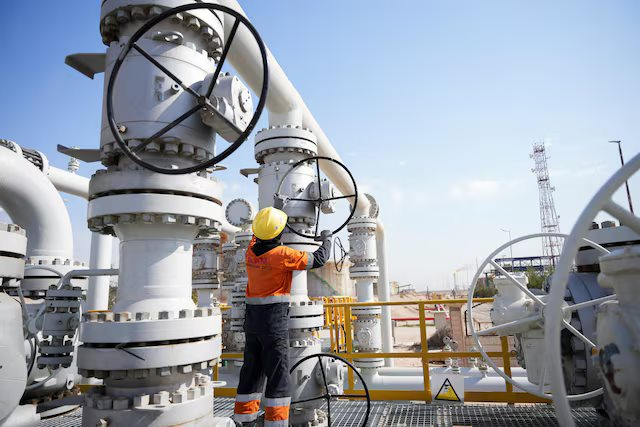 Khổ như quốc gia hàng xóm của Iran: Từng sản xuất 4 triệu thùng dầu/ngày nay phải cắt giảm 80% sản lượng vì eo biển Hormuz bị khoá - Ảnh 1