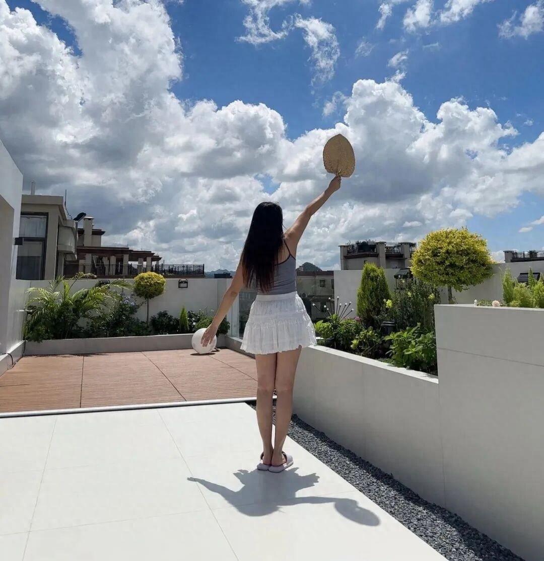 Có nên mua căn hộ có sân thượng? Người từng sống ở đây nói thẳng: Lãng mạn thì ít, đánh đổi thì nhiều - Ảnh 1