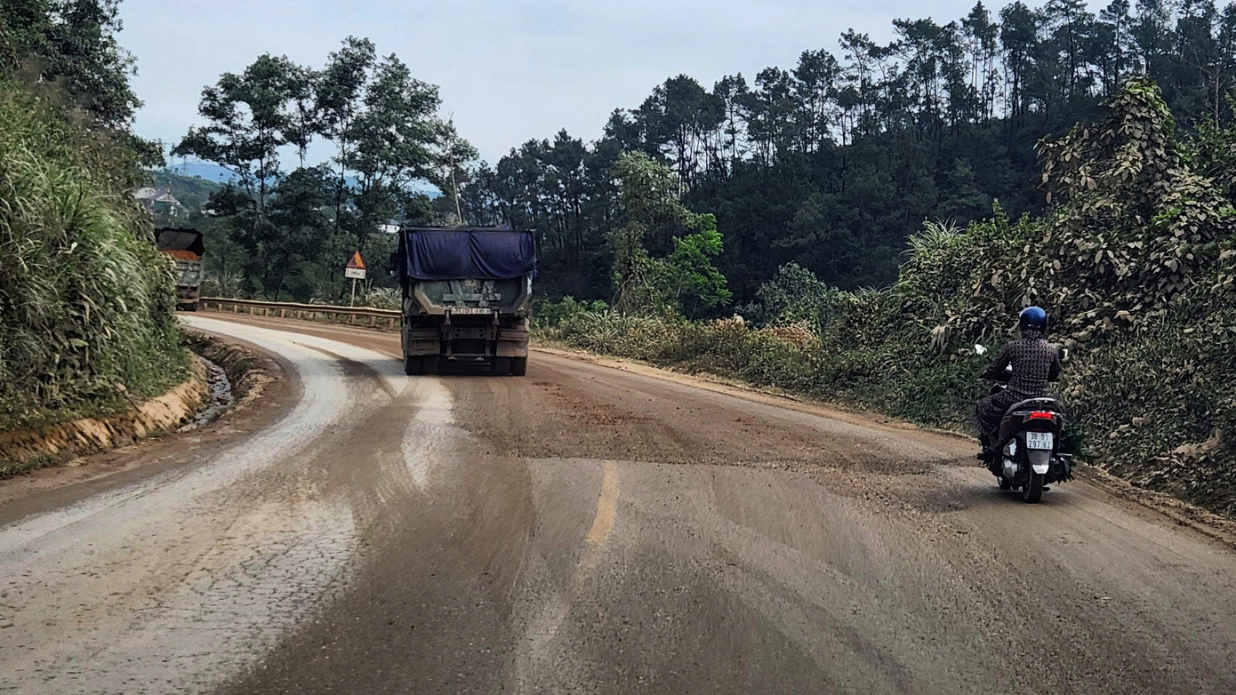 Quốc lộ 15 xuống cấp, chi chít ổ gà, ổ voi - Ảnh 9