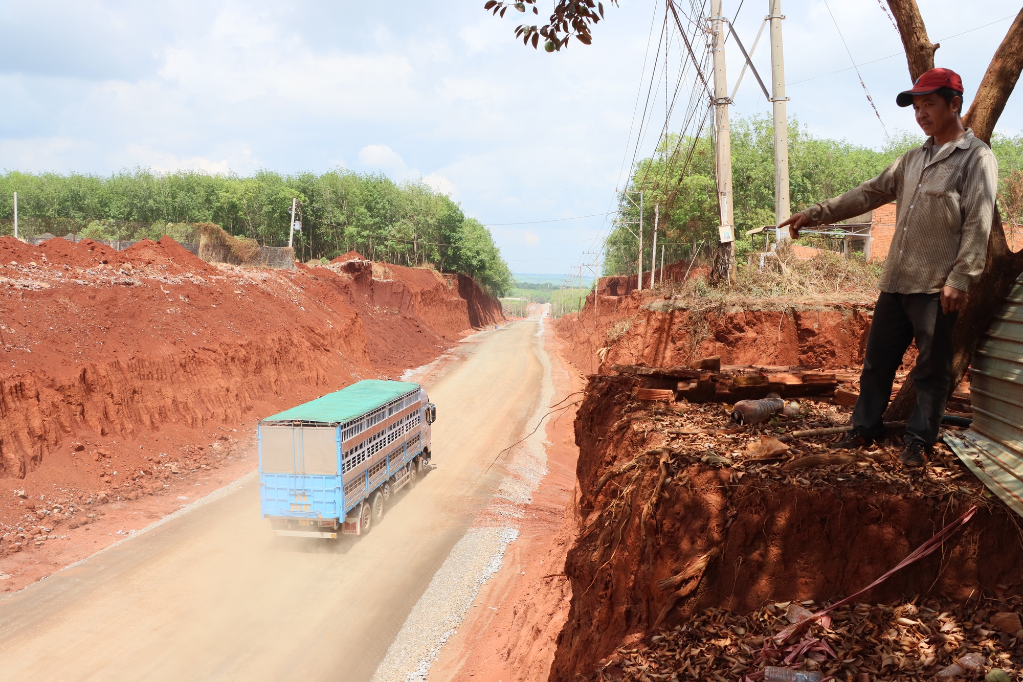 Cận cảnh nhiều nhà dân ở Đồng Nai nằm cheo leo bên mép vực do hạ cốt nền thi công đường - Ảnh 5
