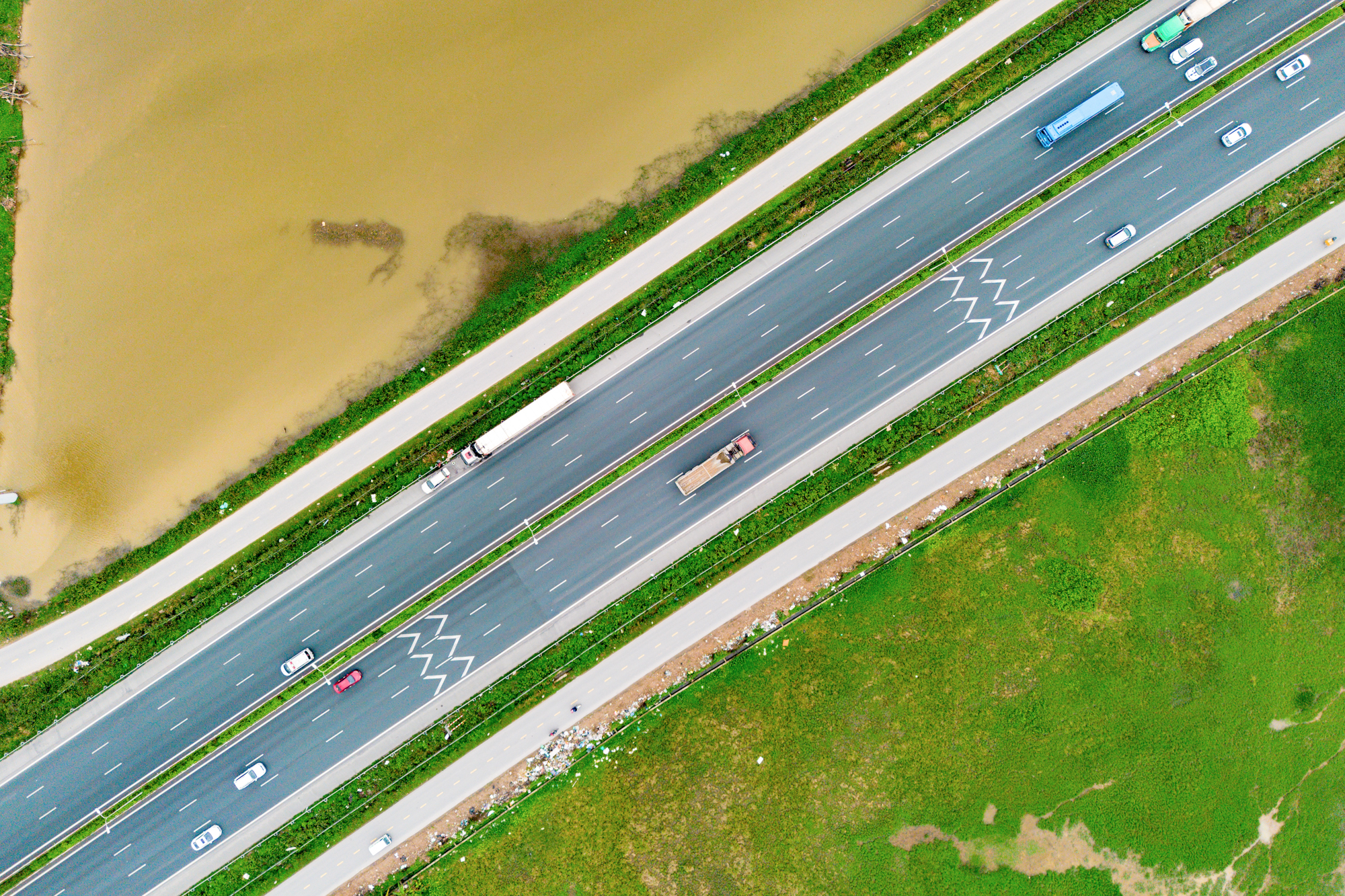 Toàn cảnh tuyến đường tốc độ cao đầu tiên của Việt Nam sắp được đầu tư 22.000 tỷ, kết nối Hà Nội với đại đô thị lớn nhất của Vinhomes - Ảnh 5