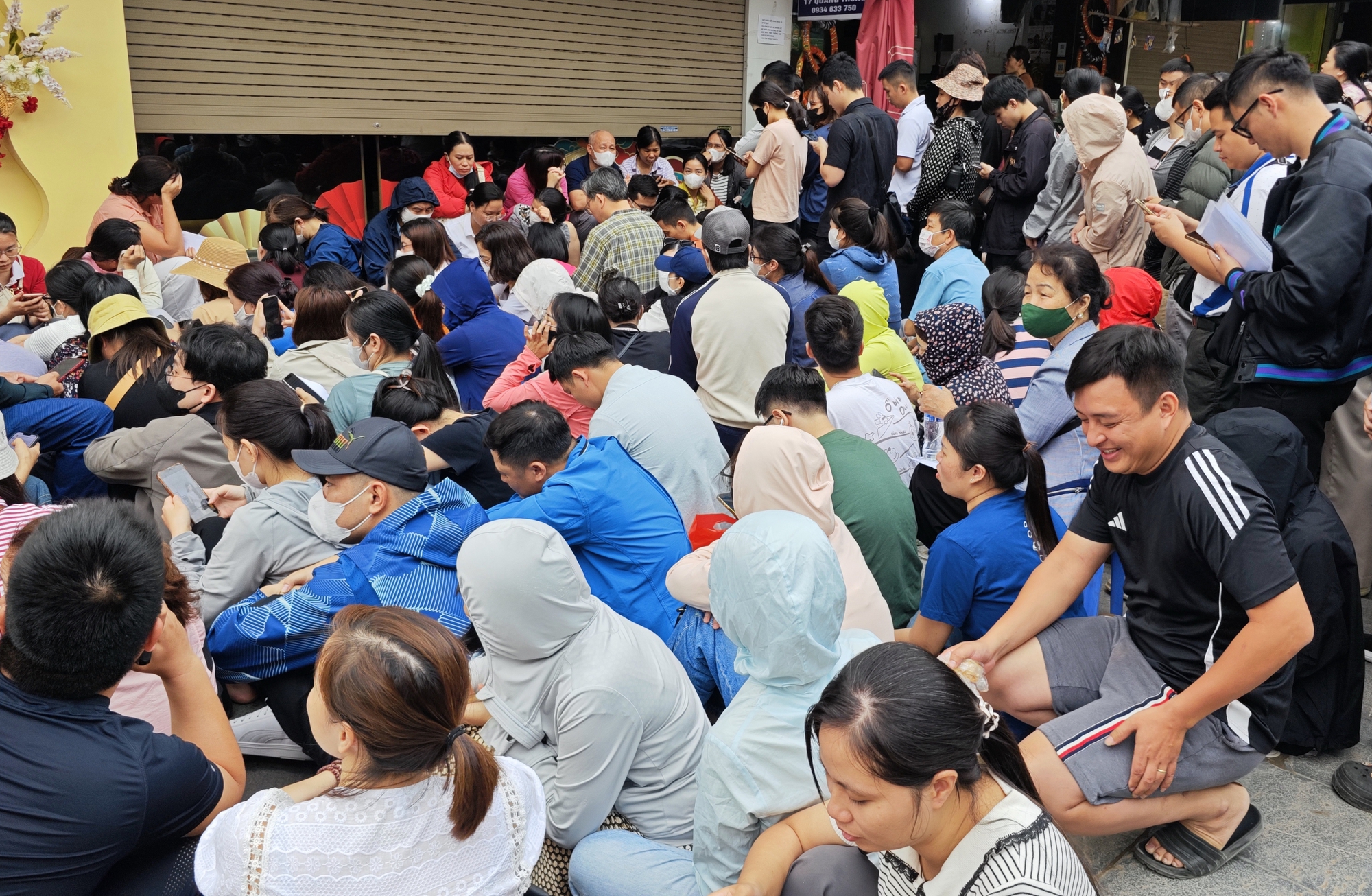 Cửa hàng vàng Bảo Tín Mạnh Hải ken đặc người xếp hàng từ 4 - 5h sáng sau loạt tin nhắn bất ngờ - Ảnh 4