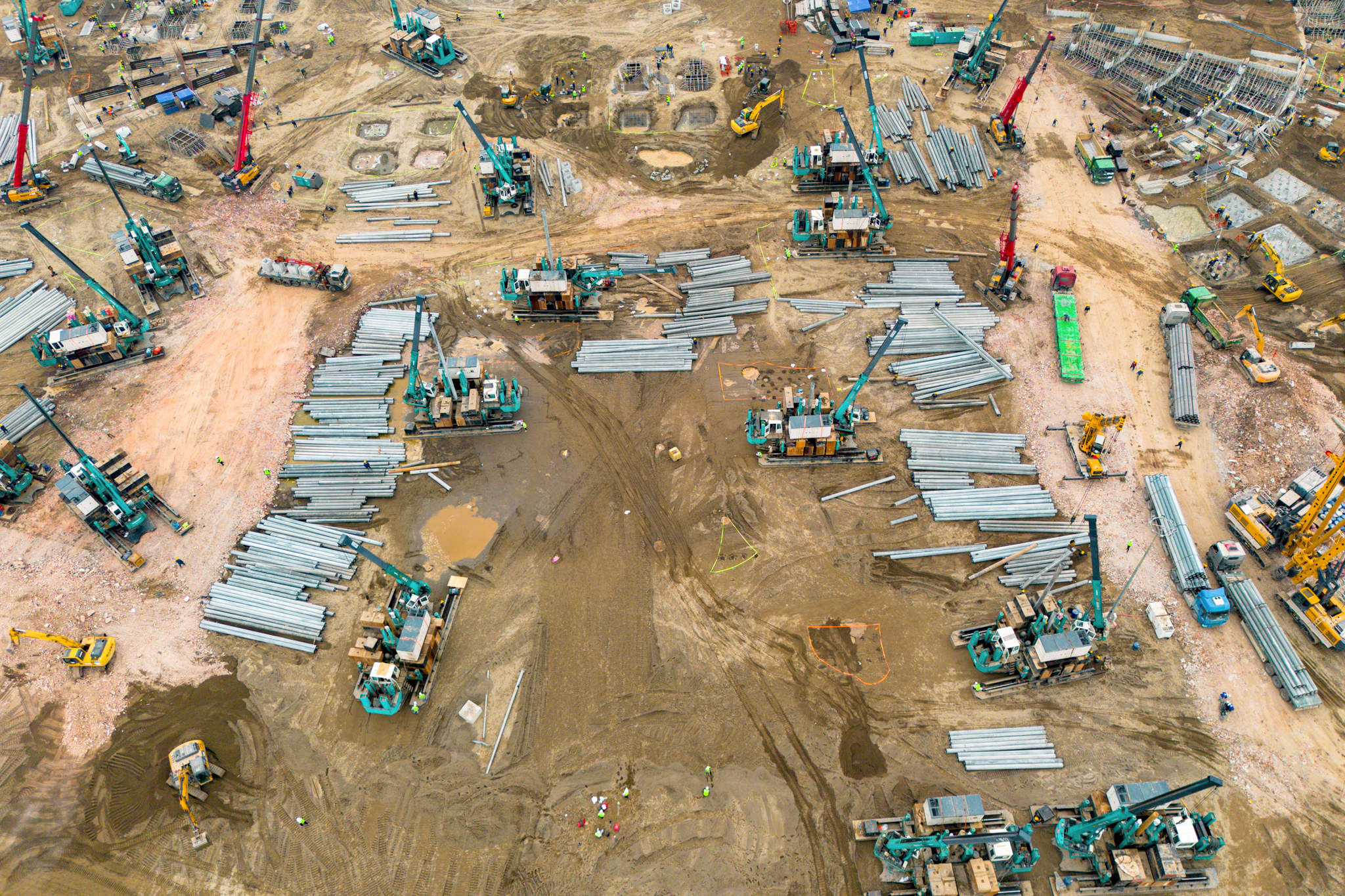 Đại công trường xây sân vận động lớn nhất thế giới: Ô tô nối đuôi nhau như đàn kiến, cần cẩu phủ kín đường mặt đất - Ảnh 5