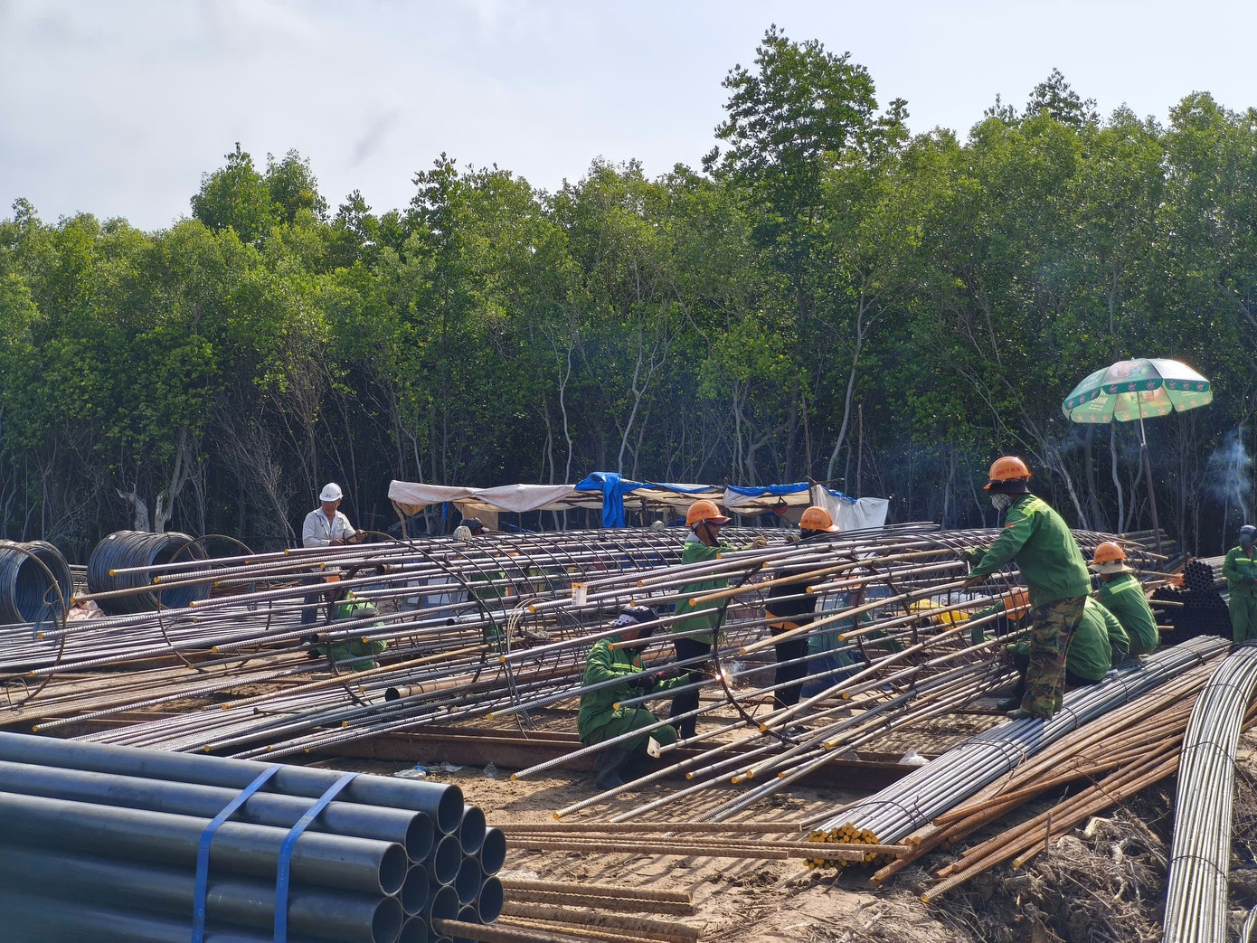 Tiến độ thi công cao tốc về Đất Mũi và cầu vượt biển ra đảo Hòn Khoai - Ảnh 2