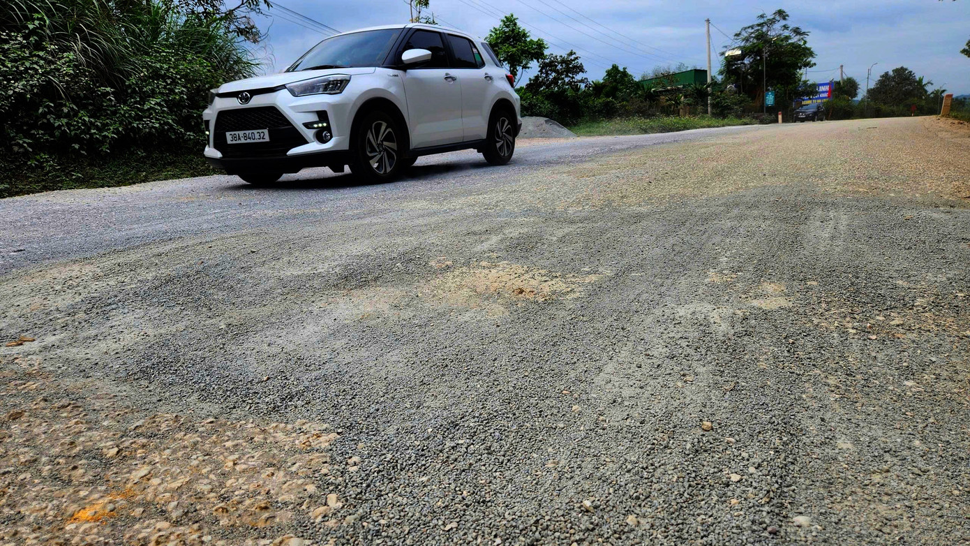 Quốc lộ 15 xuống cấp, chi chít ổ gà, ổ voi - Ảnh 11