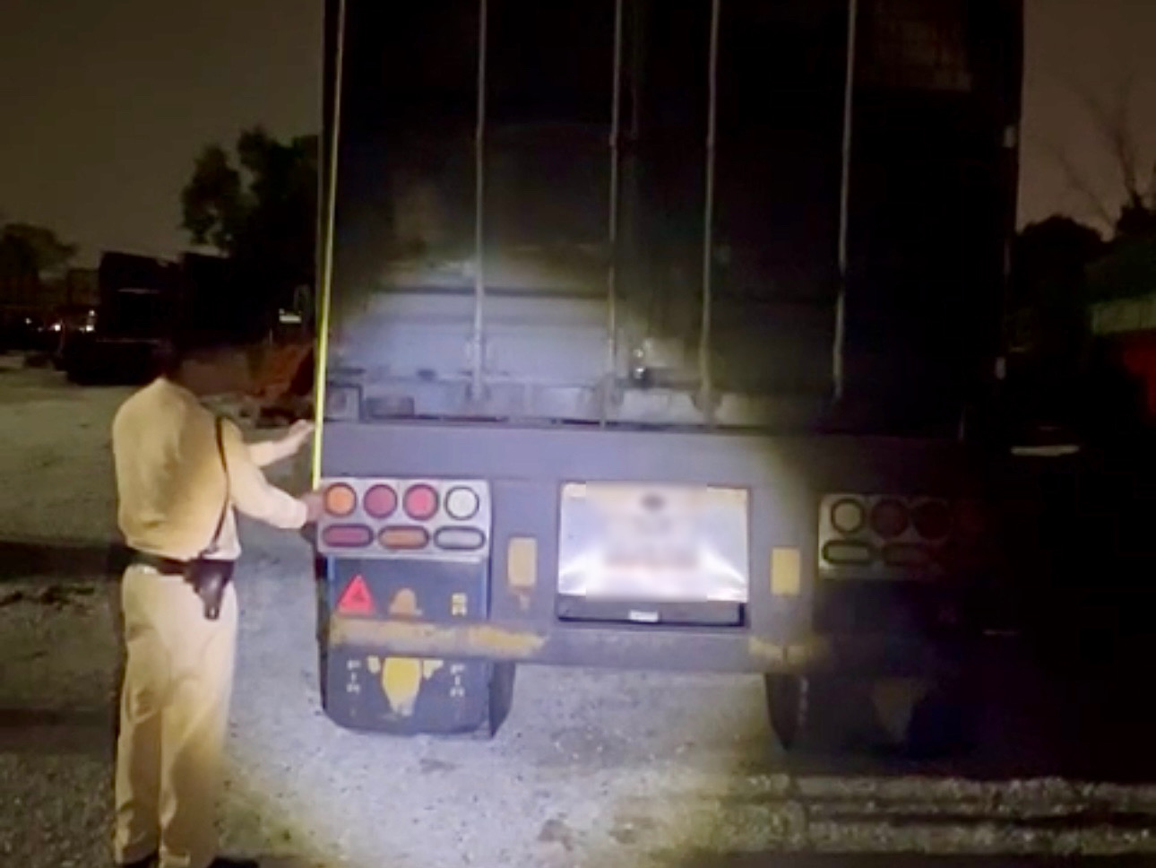 Phát hiện xe container màu đen lạ, cảnh sát Việt Nam lập tức theo dõi giám sát - Ảnh 2