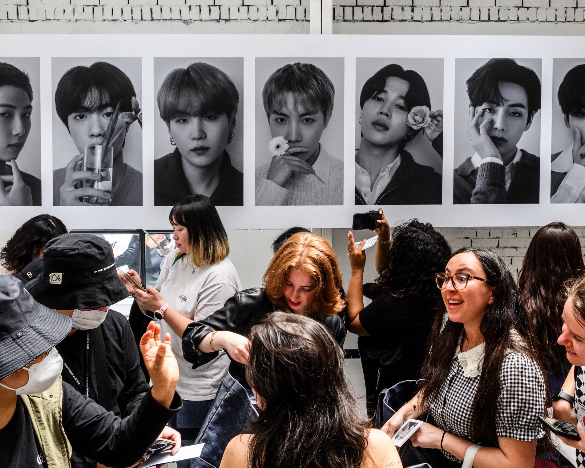 "Cỗ máy in tiền" BTS tái xuất: Một tiếng biểu diễn tại Seoul khiến cả thế giới đổ dồn túi tiền về Hàn Quốc, chính phủ nâng mức cảnh báo khủng bố - Ảnh 1