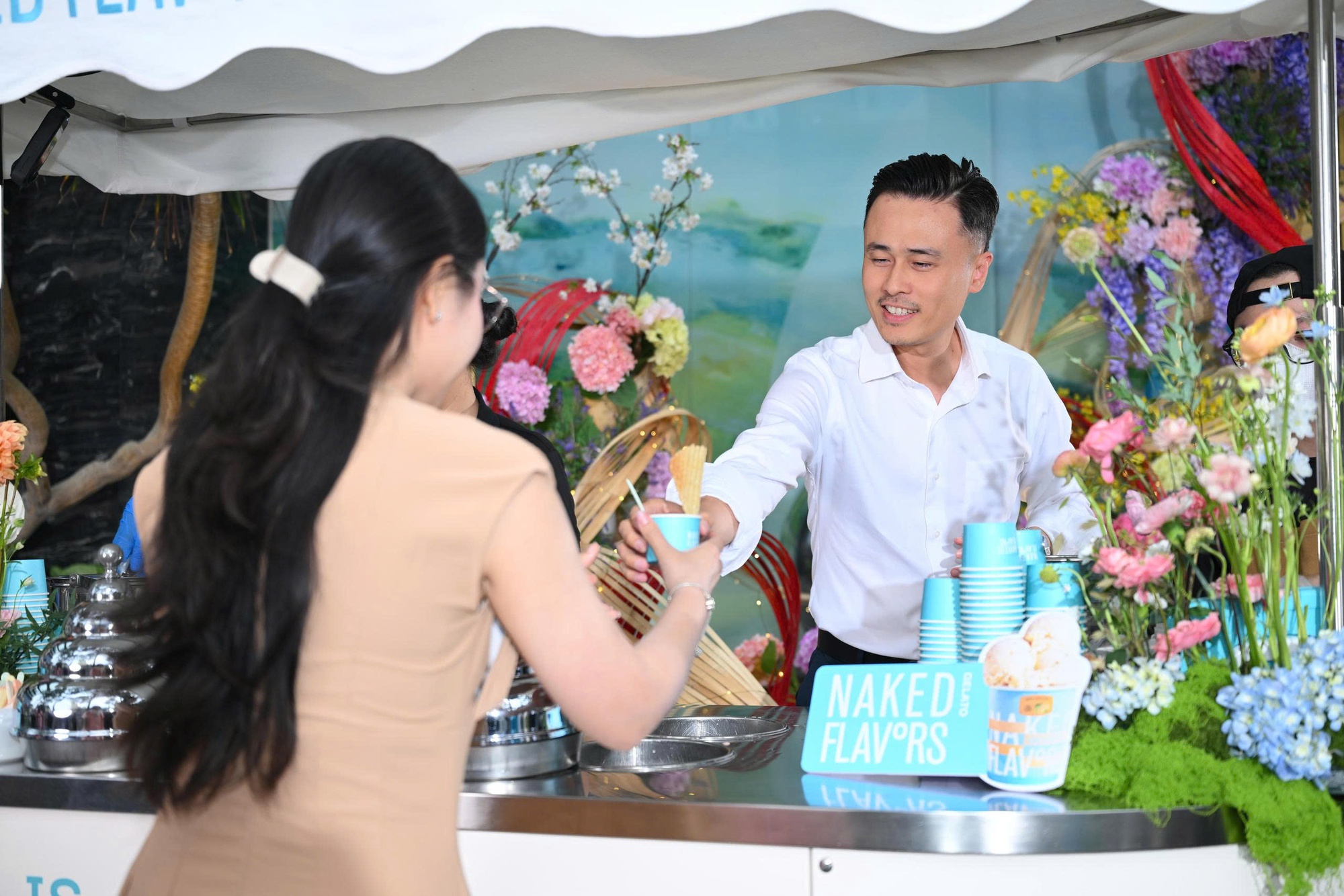 Khoảnh khắc ấm áp: 8 "soái ca" quyền lực của ACB lần đầu tiên cùng xuất hiện phát kem trong 3 giờ đồng hồ tặng nhân viên nữ nhân dịp 8/3 - Ảnh 6