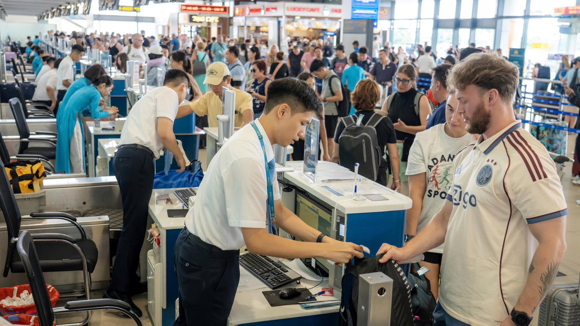Giá vé máy bay trước áp lực nhiên liệu: Không dồn hết gánh nặng lên hành khách - Ảnh 1